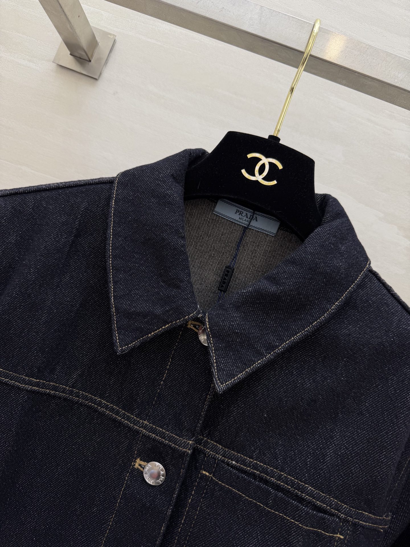 #Prad♡²⁶牛仔外套｜把极简酷感穿在身上深牛仔蓝自带复古滤镜，质感拉满翻领+明线设计，简约又有辨识度