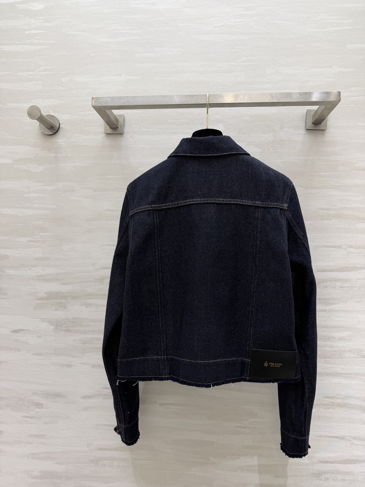 #Prad♡²⁶牛仔外套｜把极简酷感穿在身上深牛仔蓝自带复古滤镜，质感拉满翻领+明线设计，简约又有辨识度