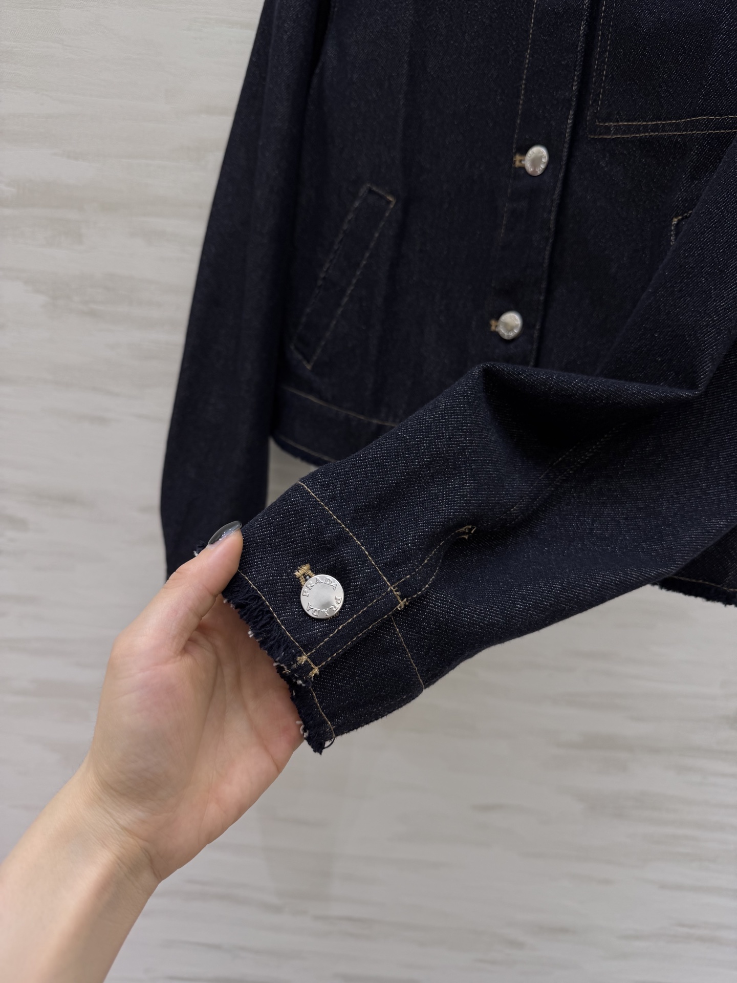 #Prad♡²⁶牛仔外套｜把极简酷感穿在身上深牛仔蓝自带复古滤镜，质感拉满翻领+明线设计，简约又有辨识度