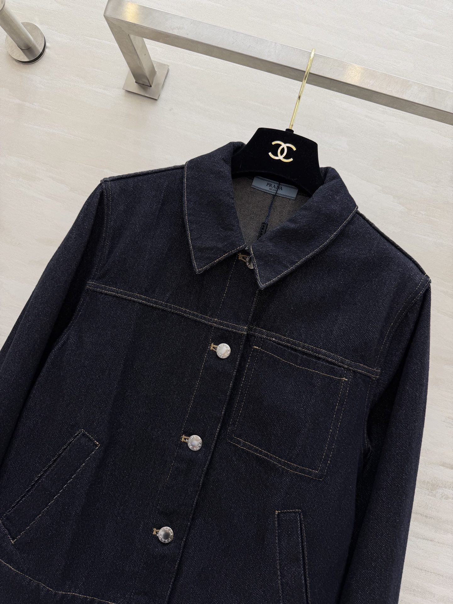 #Prad♡²⁶牛仔外套｜把极简酷感穿在身上深牛仔蓝自带复古滤镜，质感拉满翻领+明线设计，简约又有辨识度