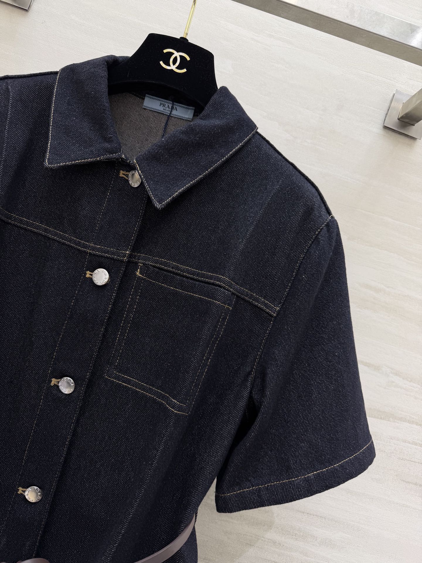 #Prad♡²⁶牛仔衬衫裙 把干练与优雅穿在身上 经典深靛蓝牛仔 挺括有型又耐穿 翻领+单排银扣设计 利