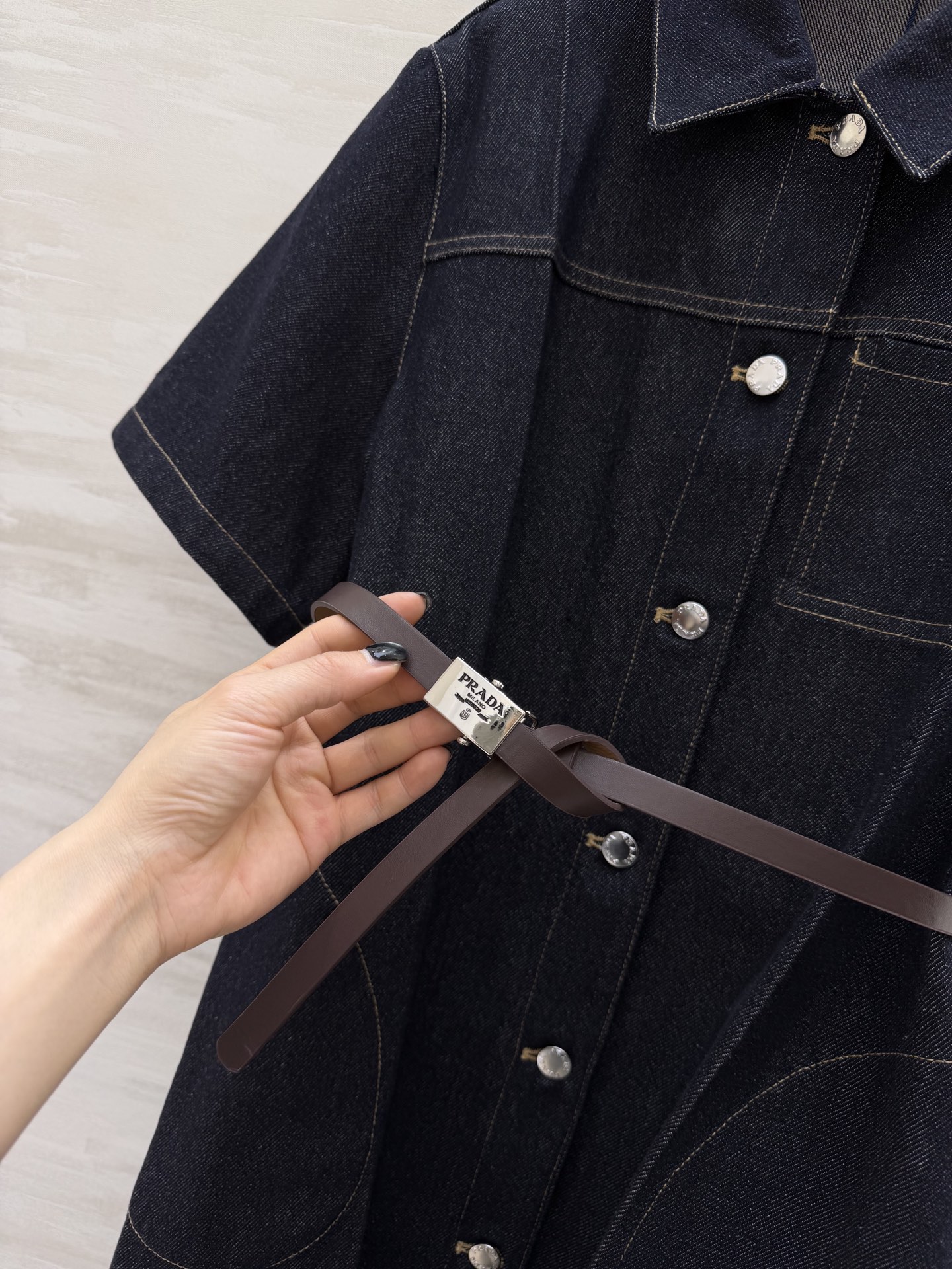 #Prad♡²⁶牛仔衬衫裙 把干练与优雅穿在身上 经典深靛蓝牛仔 挺括有型又耐穿 翻领+单排银扣设计 利