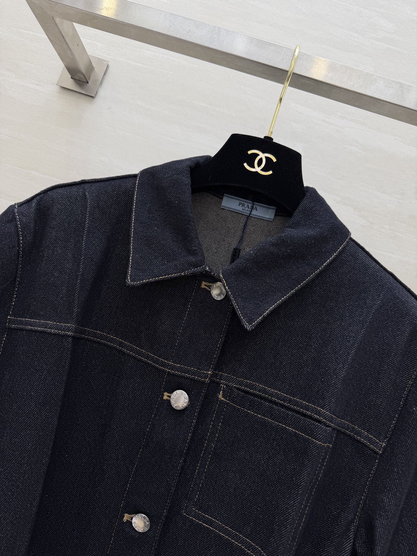 #Prad♡²⁶牛仔衬衫裙 把干练与优雅穿在身上 经典深靛蓝牛仔 挺括有型又耐穿 翻领+单排银扣设计 利