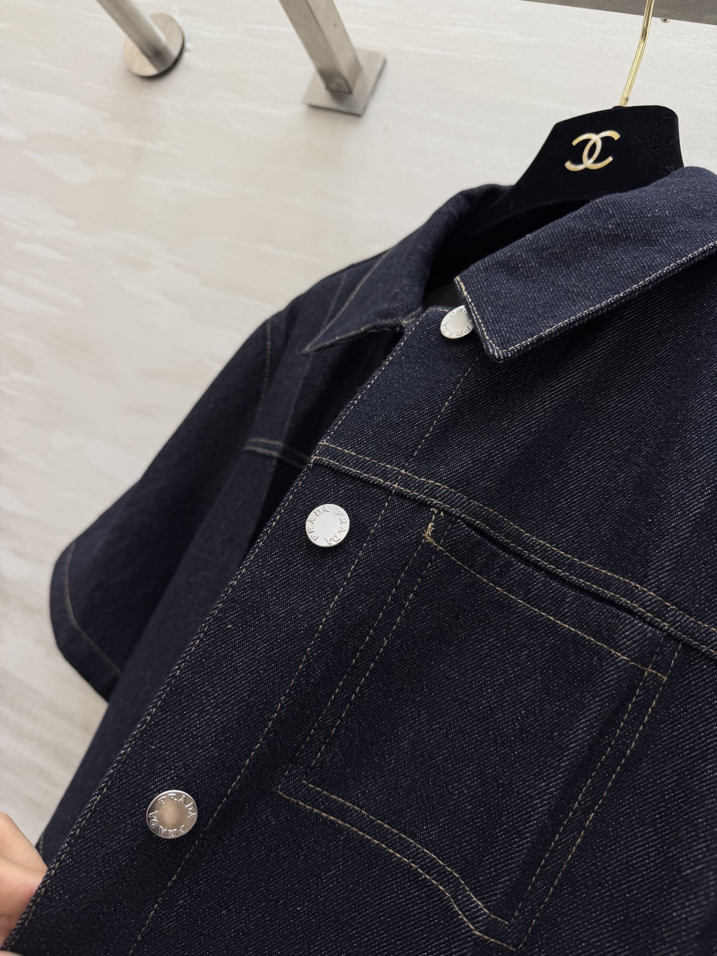 #Prad♡²⁶牛仔衬衫裙 把干练与优雅穿在身上 经典深靛蓝牛仔 挺括有型又耐穿 翻领+单排银扣设计 利