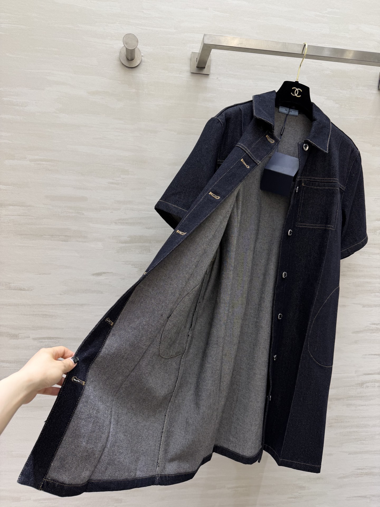 #Prad♡²⁶牛仔衬衫裙 把干练与优雅穿在身上 经典深靛蓝牛仔 挺括有型又耐穿 翻领+单排银扣设计 利