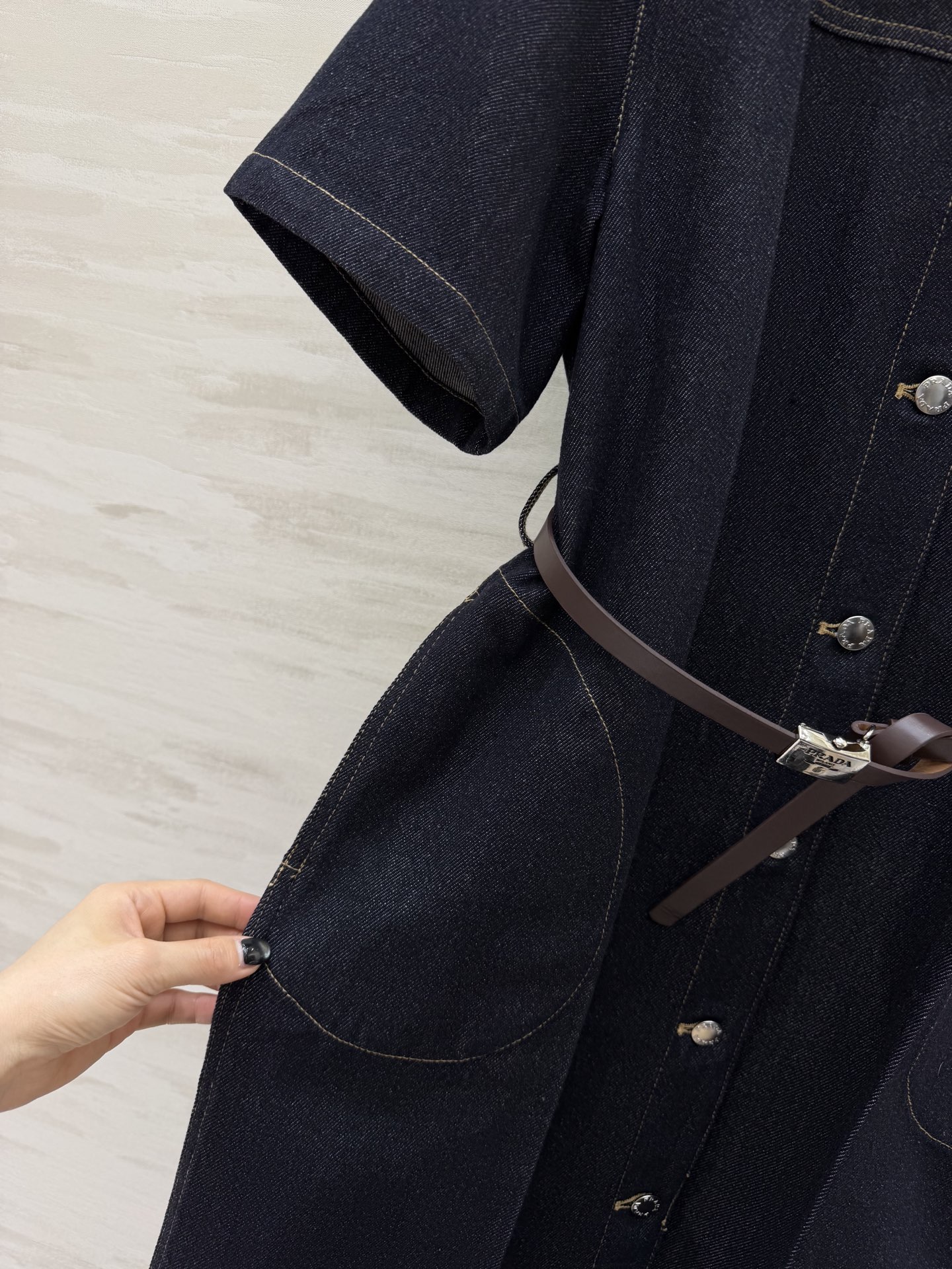 #Prad♡²⁶牛仔衬衫裙 把干练与优雅穿在身上 经典深靛蓝牛仔 挺括有型又耐穿 翻领+单排银扣设计 利