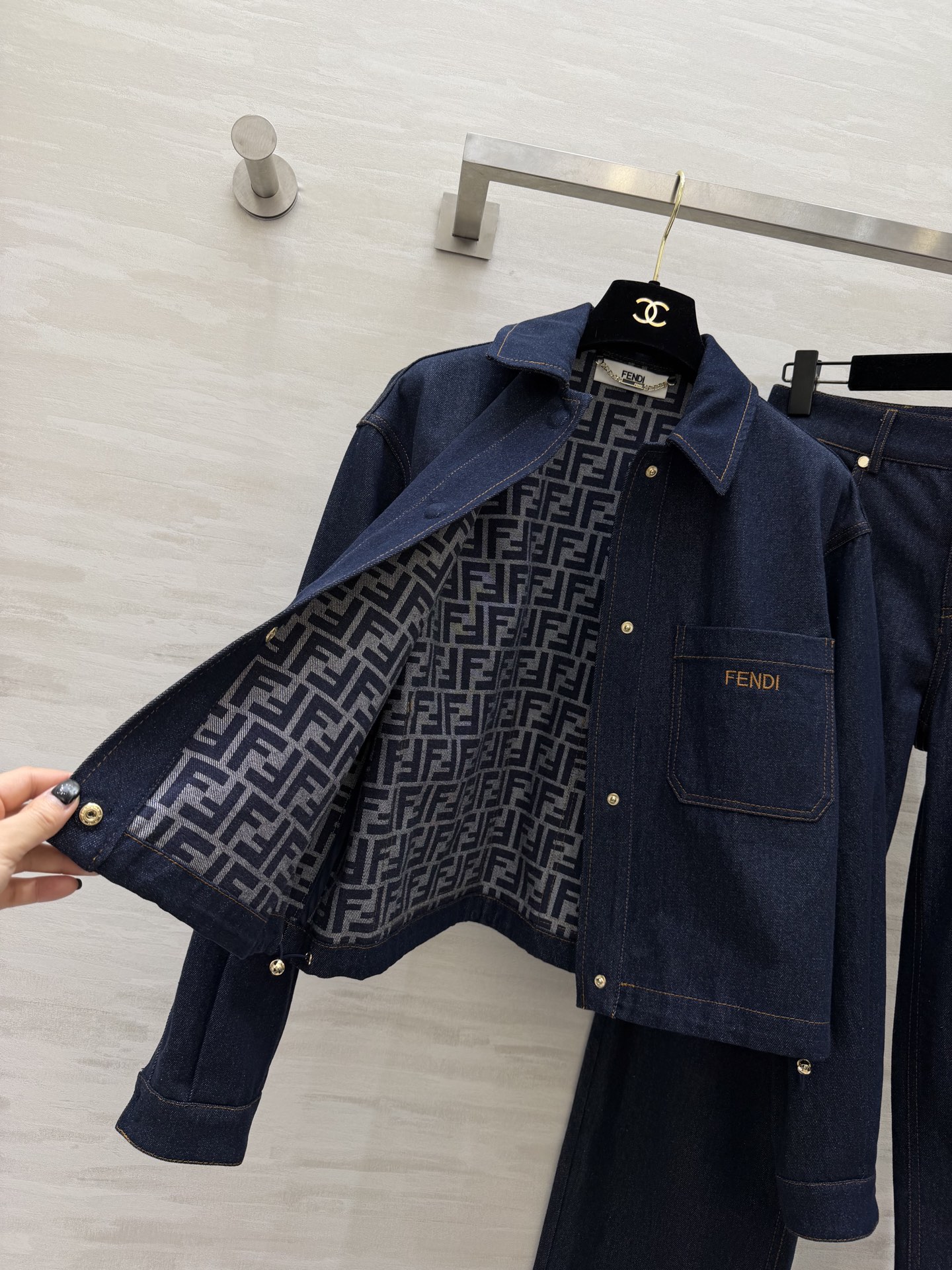 #FEND♡²⁶牛仔系列 把随性高级穿在身上 经典深靛蓝牛仔 挺括有型又耐穿 翻领短款夹克 口袋刺绣lo