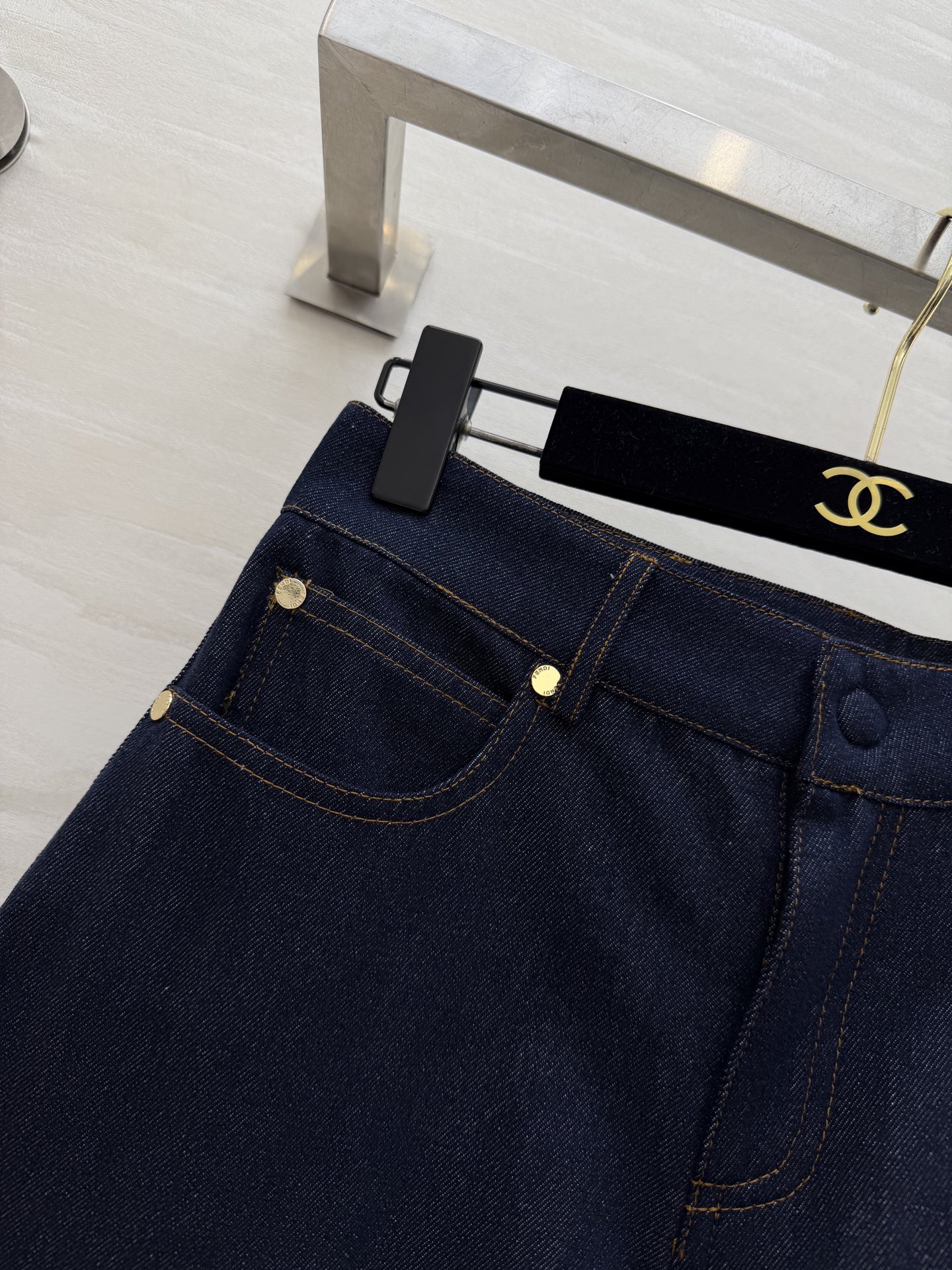 #FEND♡²⁶牛仔系列 把随性高级穿在身上 经典深靛蓝牛仔 挺括有型又耐穿 翻领短款夹克 口袋刺绣lo