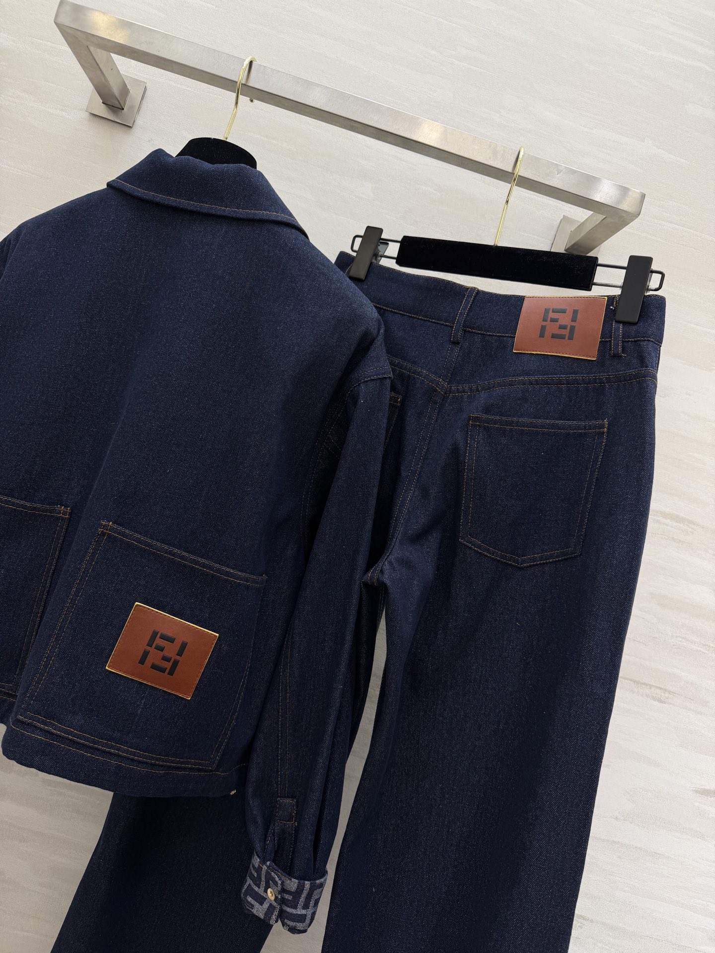 #FEND♡²⁶牛仔系列 把随性高级穿在身上 经典深靛蓝牛仔 挺括有型又耐穿 翻领短款夹克 口袋刺绣lo