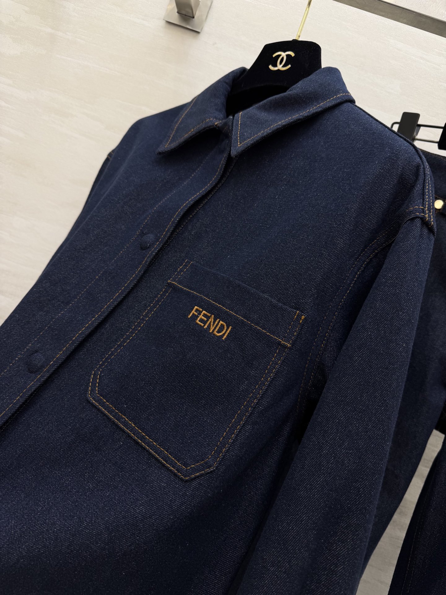 #FEND♡²⁶牛仔系列 把随性高级穿在身上 经典深靛蓝牛仔 挺括有型又耐穿 翻领短款夹克 口袋刺绣lo