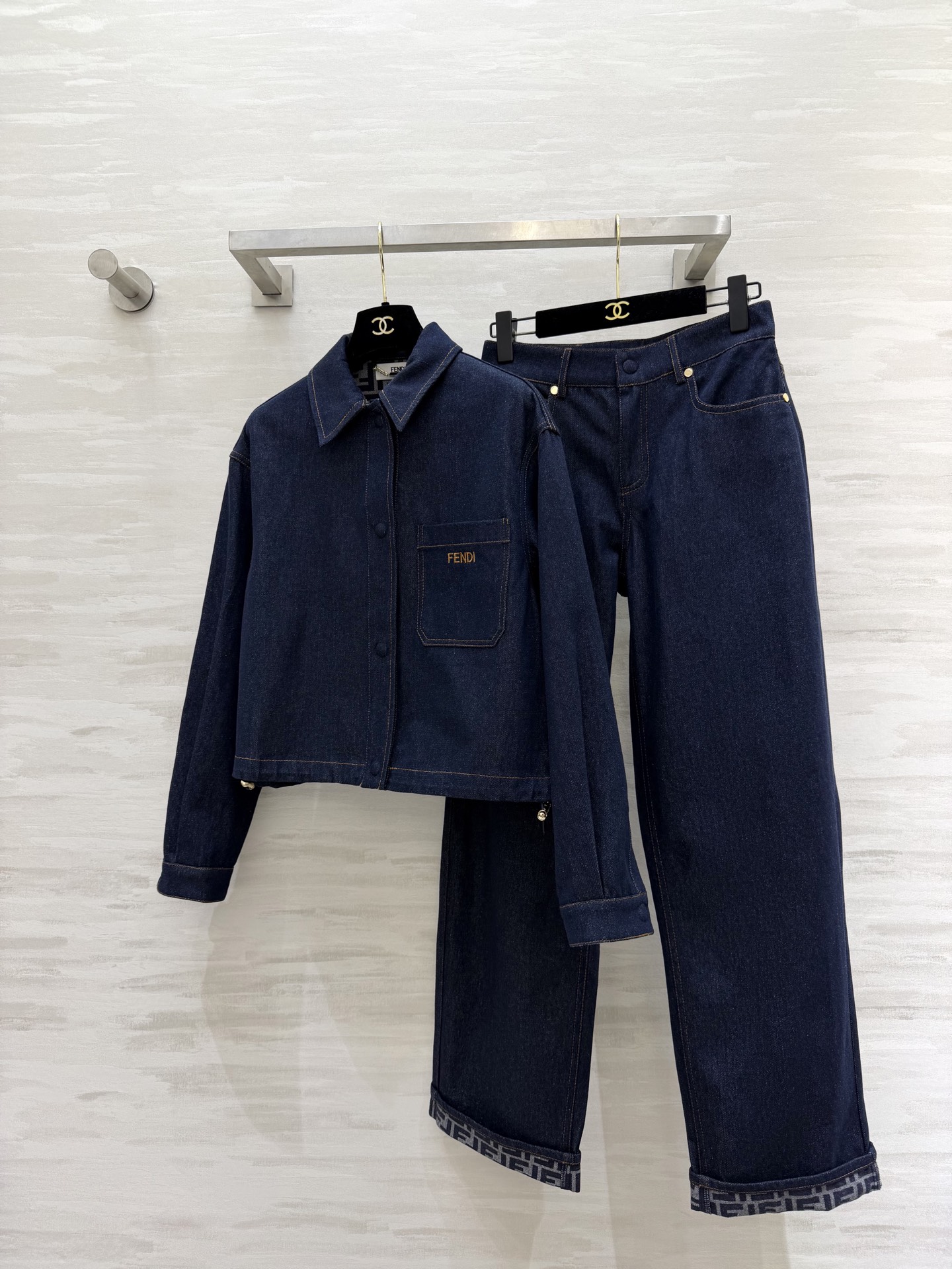 #FEND♡²⁶牛仔系列 把随性高级穿在身上 经典深靛蓝牛仔 挺括有型又耐穿 翻领短款夹克 口袋刺绣lo