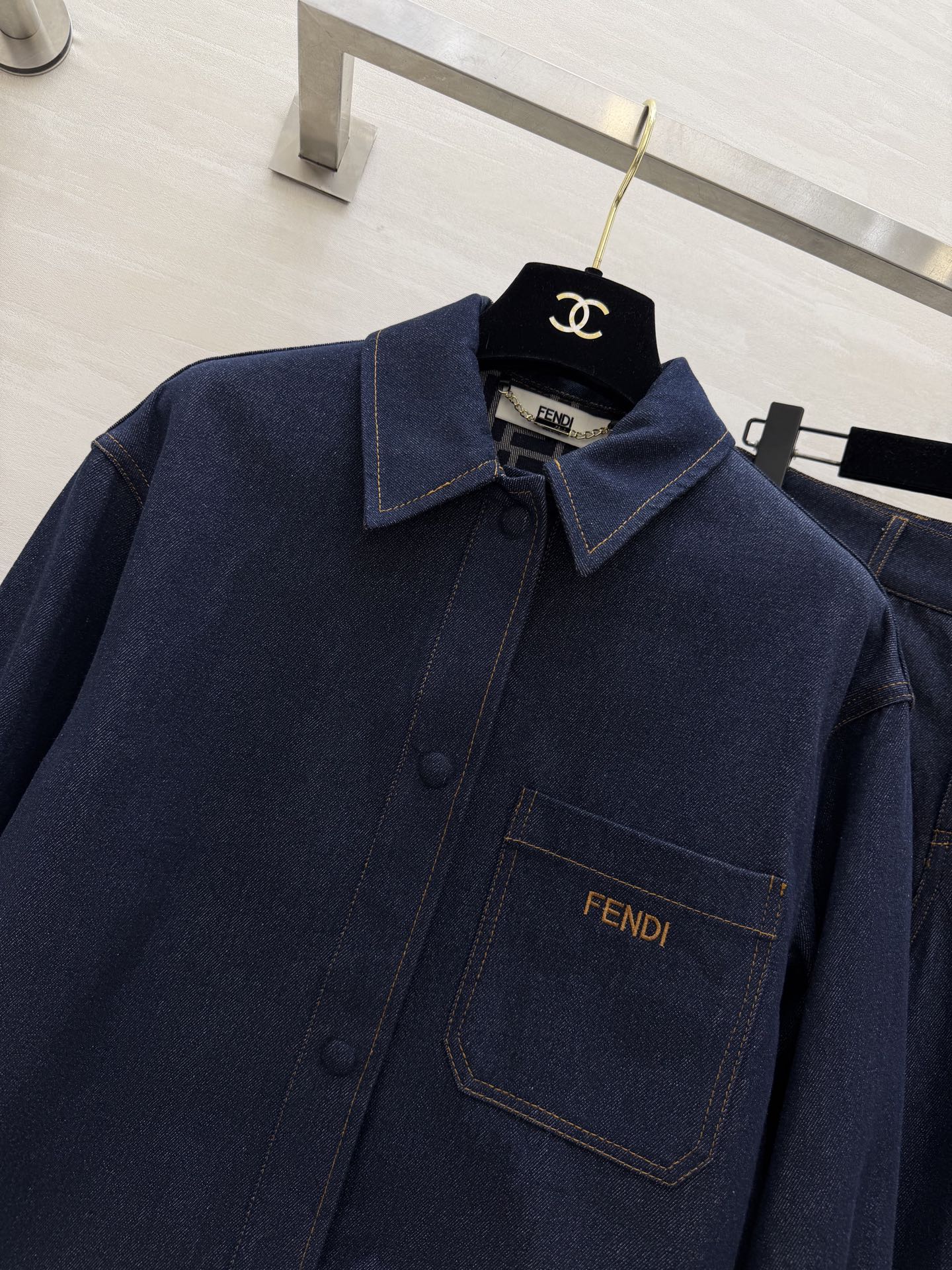 #FEND♡²⁶牛仔系列 把随性高级穿在身上 经典深靛蓝牛仔 挺括有型又耐穿 翻领短款夹克 口袋刺绣lo