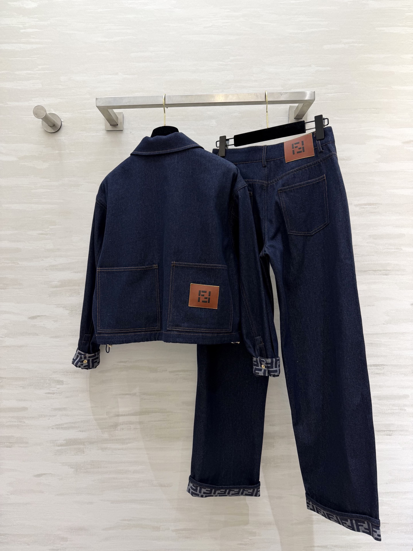 #FEND♡²⁶牛仔系列 把随性高级穿在身上 经典深靛蓝牛仔 挺括有型又耐穿 翻领短款夹克 口袋刺绣lo
