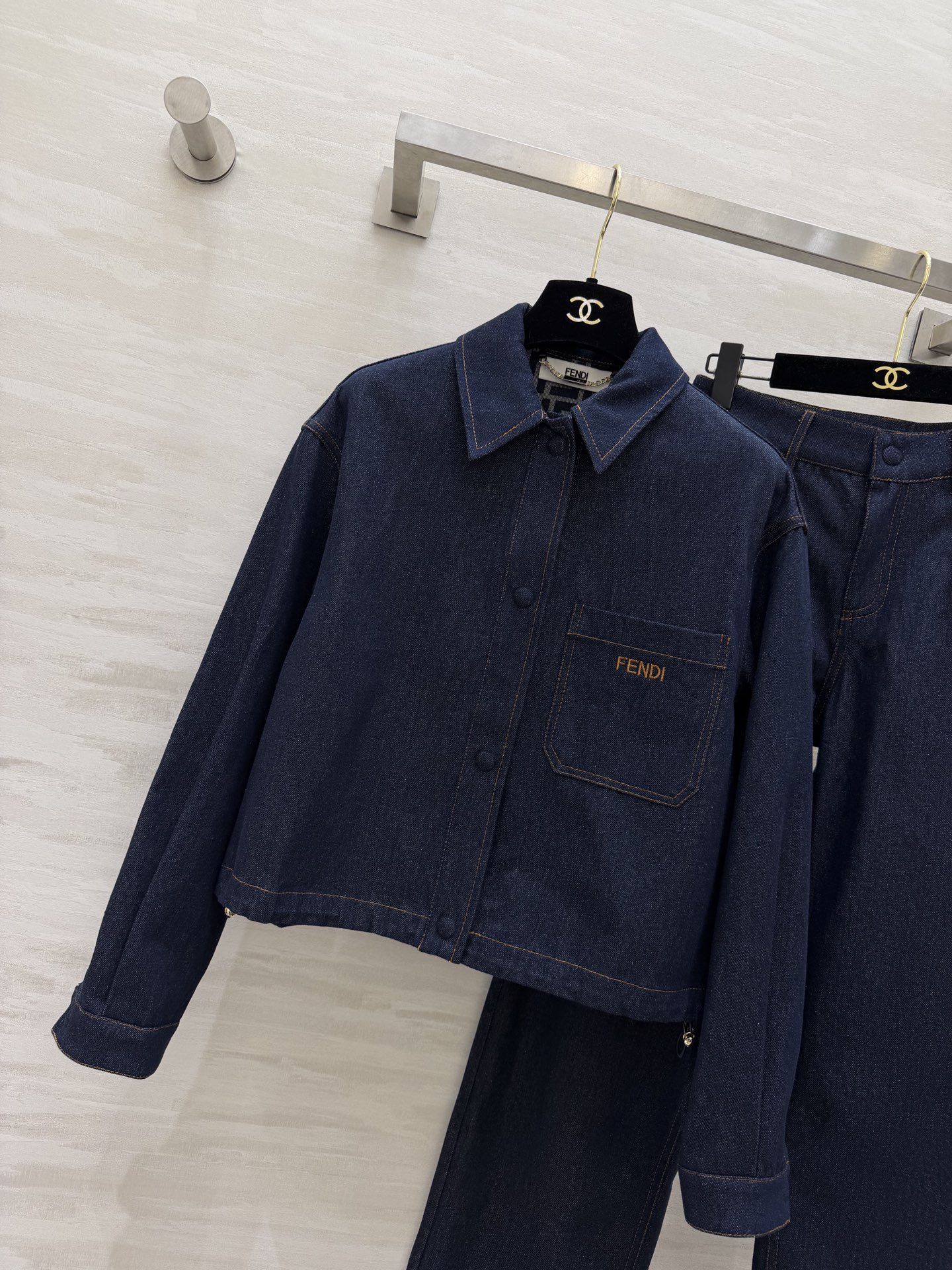 #FEND♡²⁶牛仔系列 把随性高级穿在身上 经典深靛蓝牛仔 挺括有型又耐穿 翻领短款夹克 口袋刺绣lo