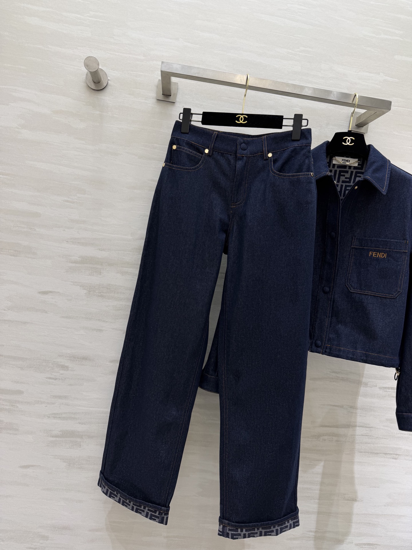 #FEND♡²⁶牛仔系列 把随性高级穿在身上 经典深靛蓝牛仔 挺括有型又耐穿 翻领短款夹克 口袋刺绣lo