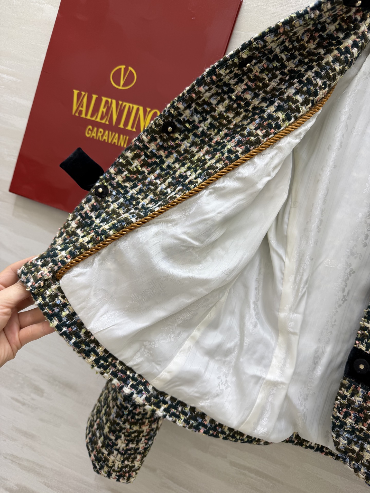 #Valentin♡²⁶粗花呢外套 把复古优雅穿在身上 混色粗花呢编织肌理 自带复古画报滤镜 丝绒蝴蝶结