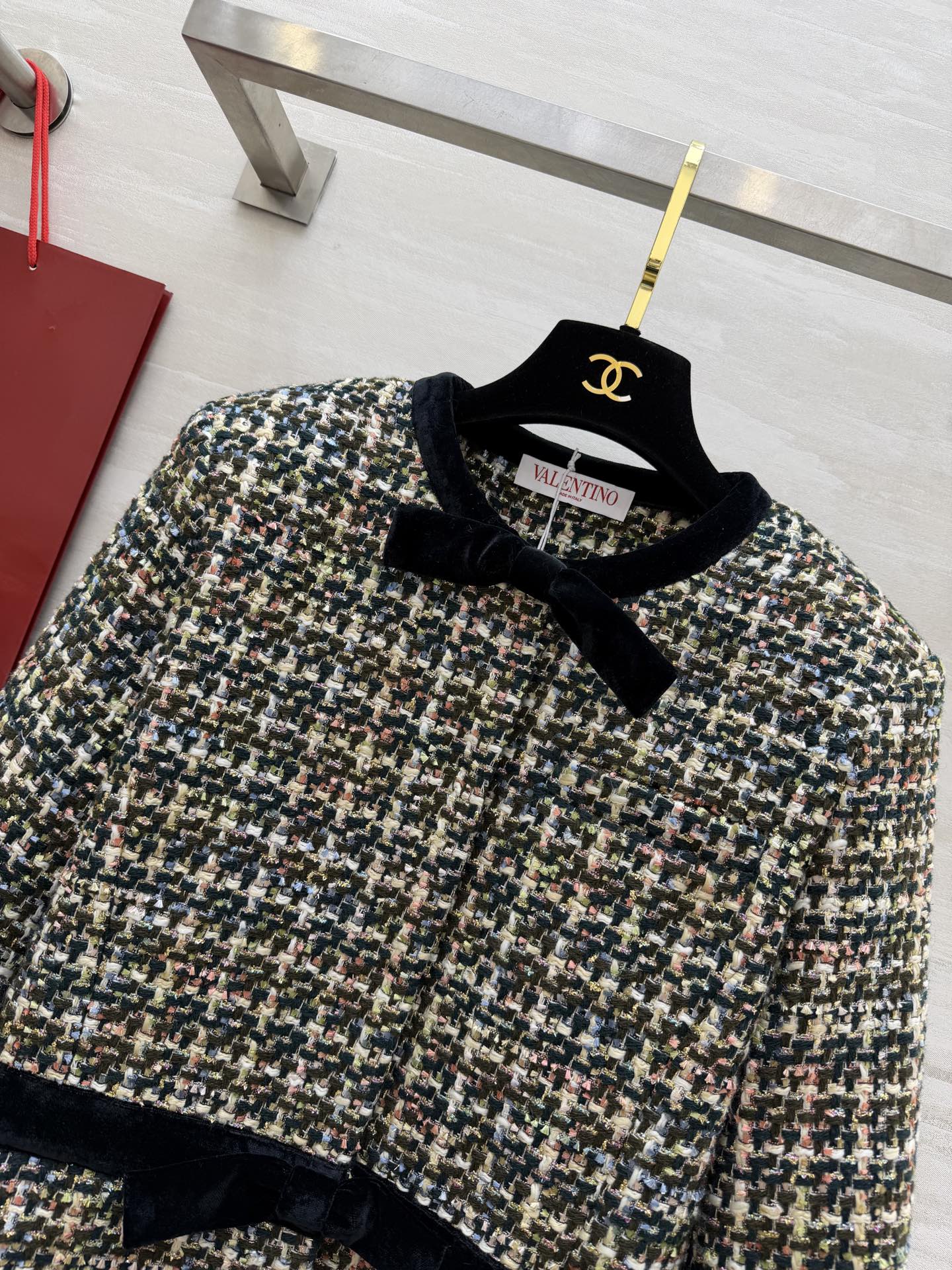 #Valentin♡²⁶粗花呢外套 把复古优雅穿在身上 混色粗花呢编织肌理 自带复古画报滤镜 丝绒蝴蝶结