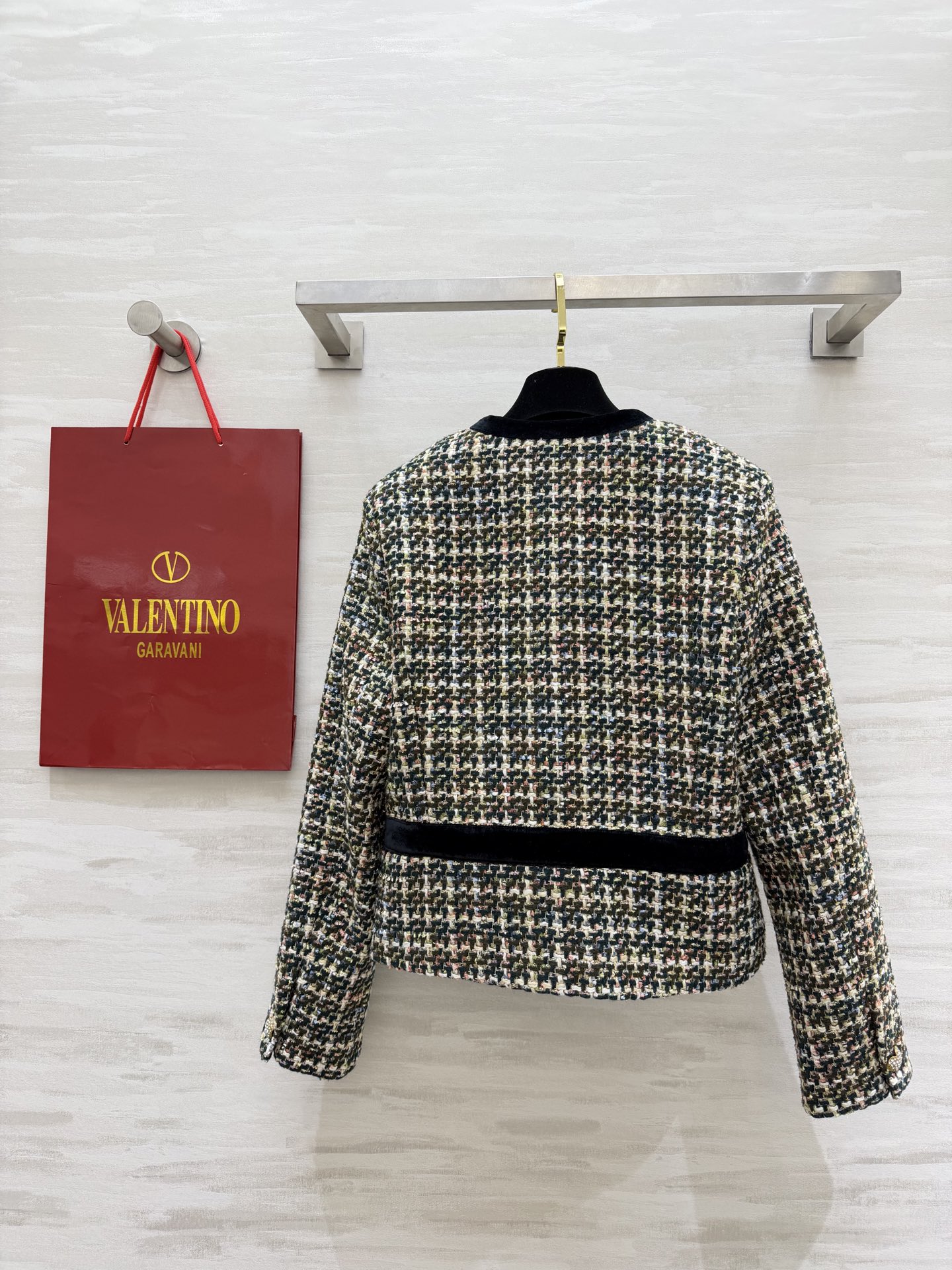 #Valentin♡²⁶粗花呢外套 把复古优雅穿在身上 混色粗花呢编织肌理 自带复古画报滤镜 丝绒蝴蝶结