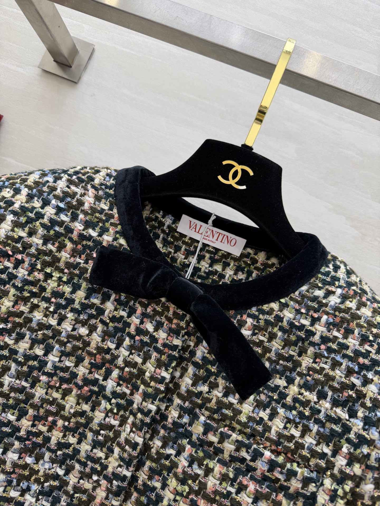 #Valentin♡²⁶粗花呢外套 把复古优雅穿在身上 混色粗花呢编织肌理 自带复古画报滤镜 丝绒蝴蝶结