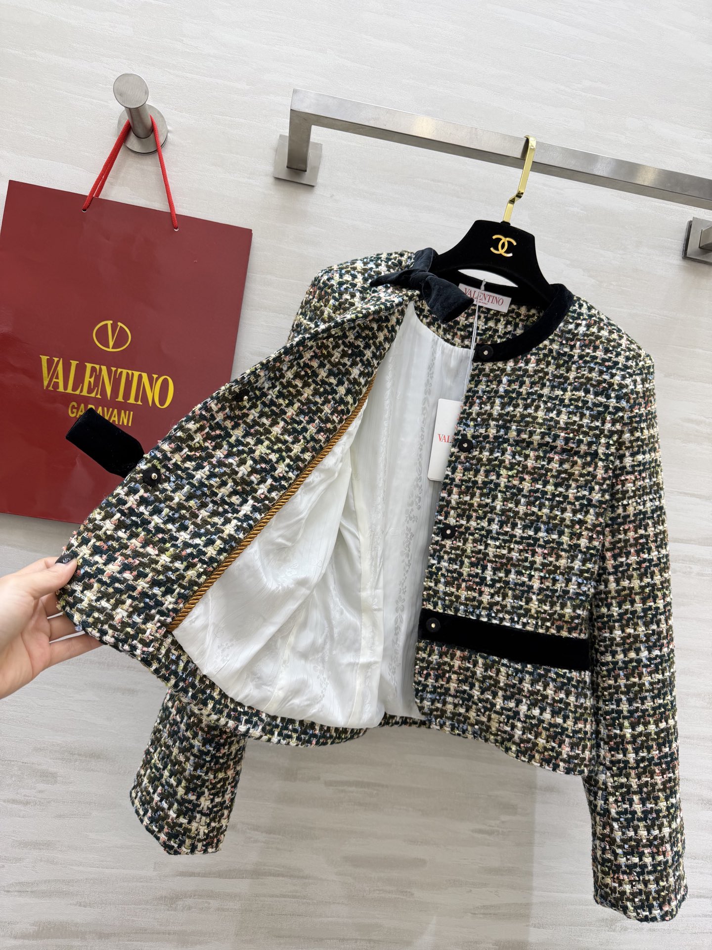 #Valentin♡²⁶粗花呢外套 把复古优雅穿在身上 混色粗花呢编织肌理 自带复古画报滤镜 丝绒蝴蝶结