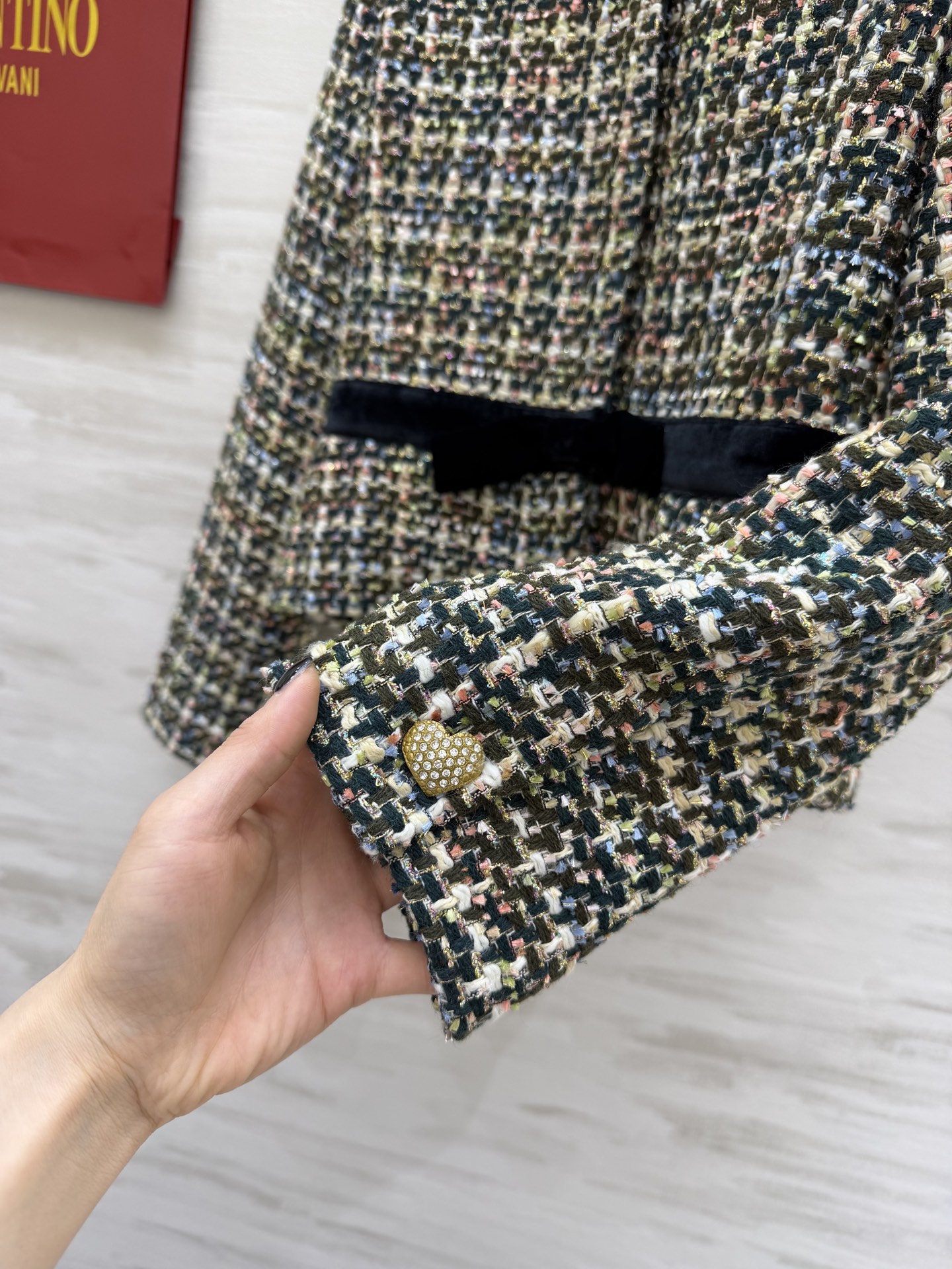 #Valentin♡²⁶粗花呢外套 把复古优雅穿在身上 混色粗花呢编织肌理 自带复古画报滤镜 丝绒蝴蝶结