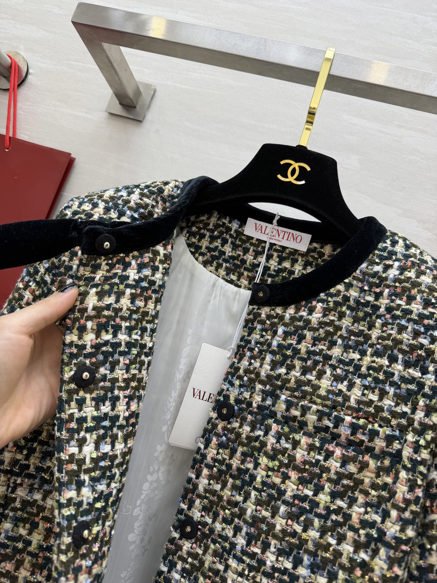 #Valentin♡²⁶粗花呢外套 把复古优雅穿在身上 混色粗花呢编织肌理 自带复古画报滤镜 丝绒蝴蝶结