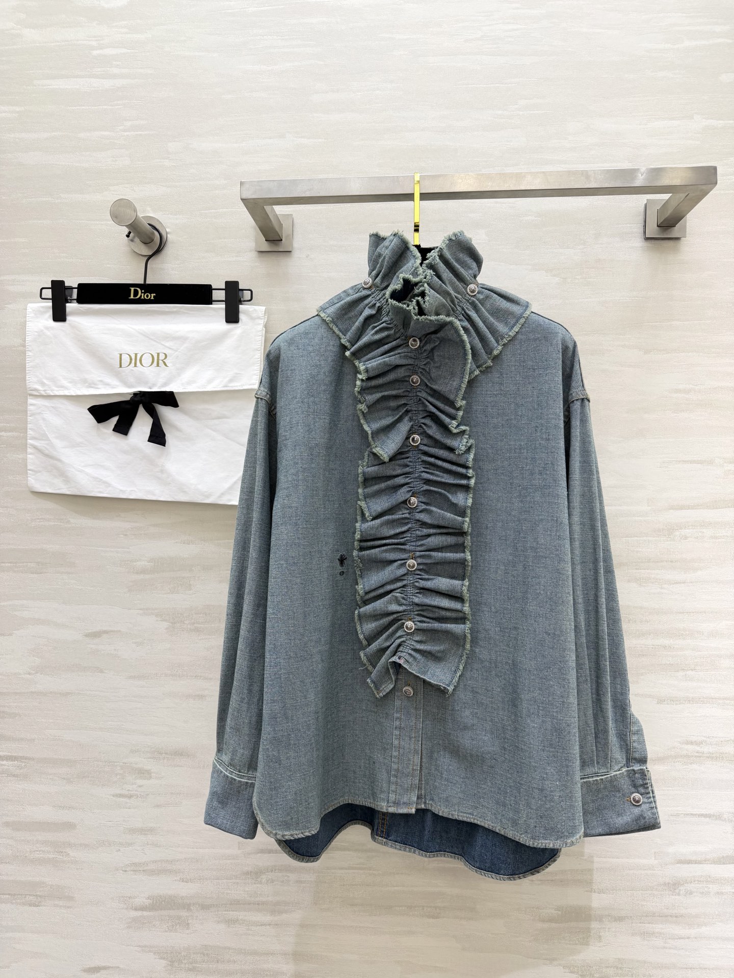 #Dio♡²⁶荷叶边牛仔衬衣 把复古浪漫穿在身上 水洗浅蓝牛仔自带慵懒滤镜 柔软又挺括 可拆卸高领荷叶边