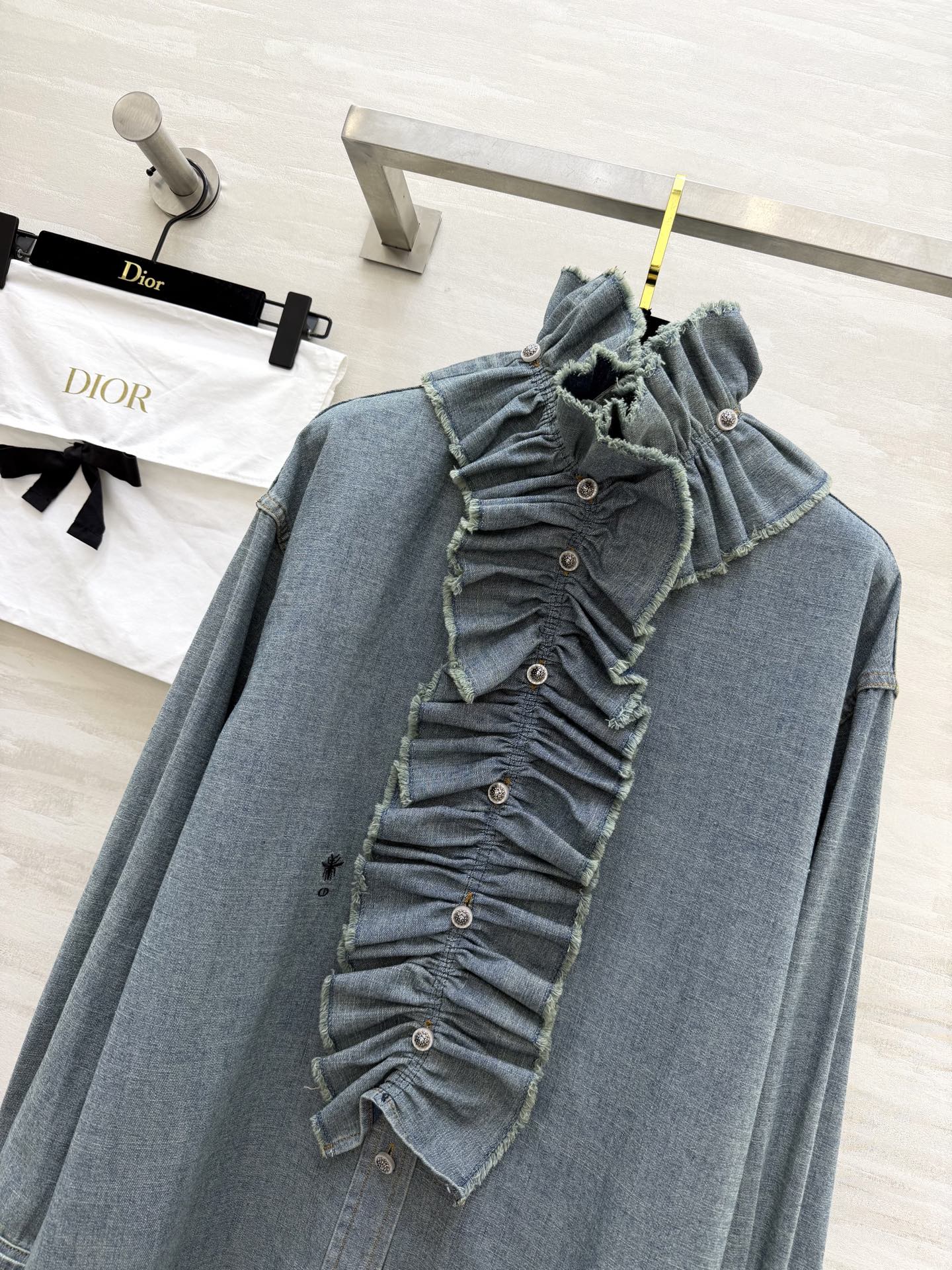 #Dio♡²⁶荷叶边牛仔衬衣 把复古浪漫穿在身上 水洗浅蓝牛仔自带慵懒滤镜 柔软又挺括 可拆卸高领荷叶边