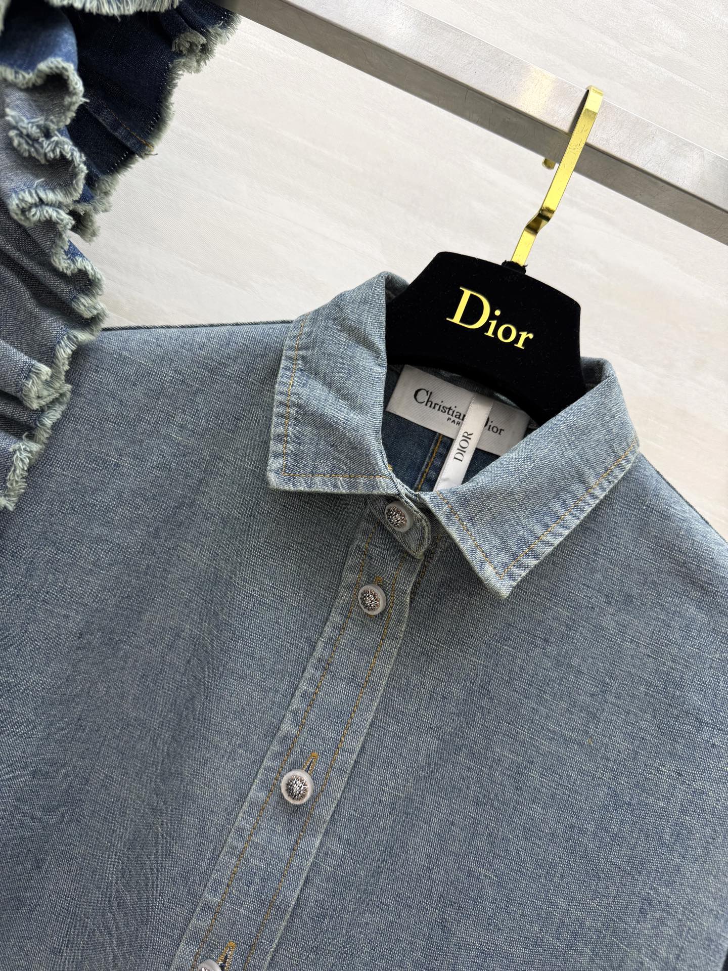 #Dio♡²⁶荷叶边牛仔衬衣 把复古浪漫穿在身上 水洗浅蓝牛仔自带慵懒滤镜 柔软又挺括 可拆卸高领荷叶边