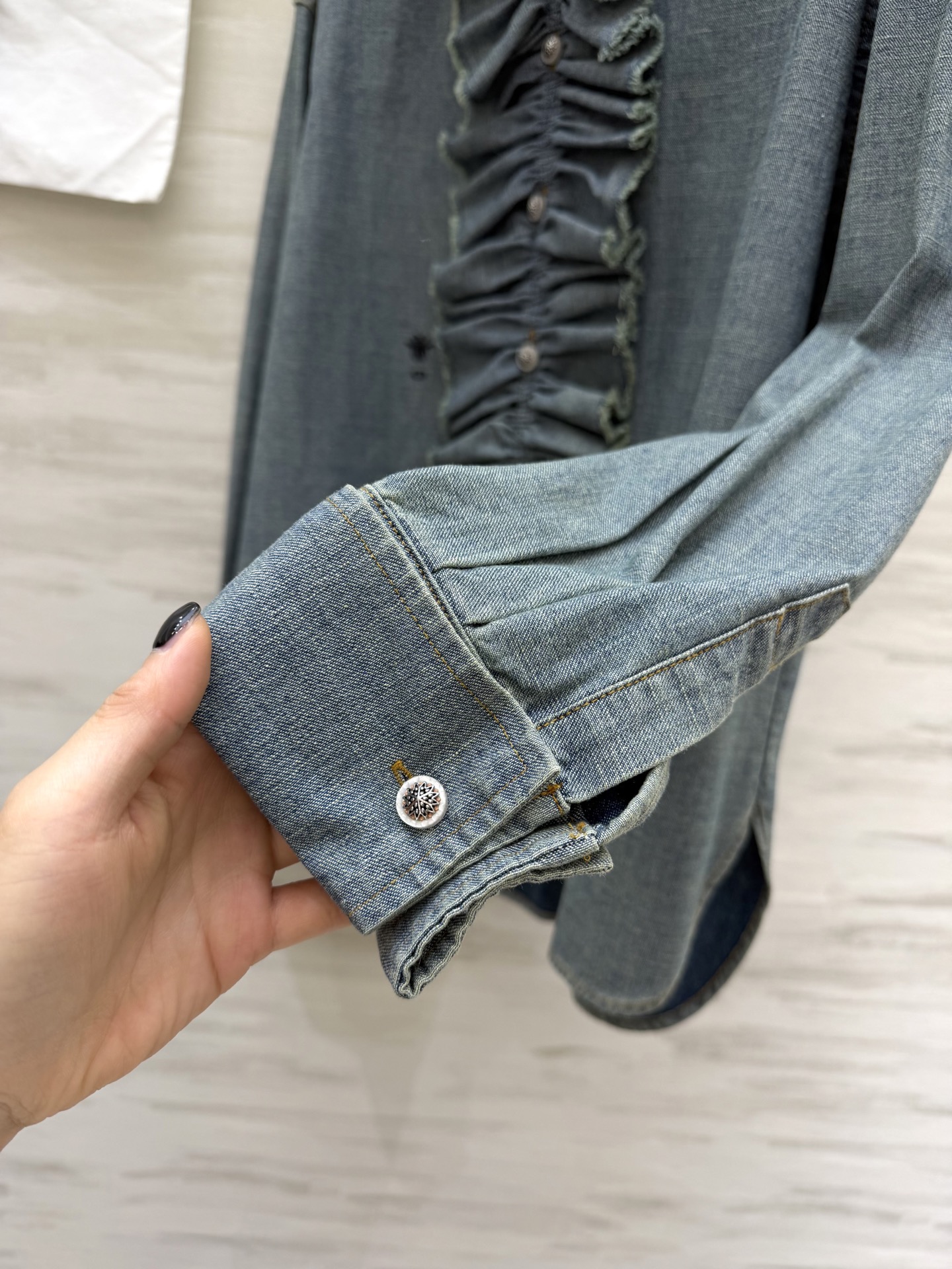 #Dio♡²⁶荷叶边牛仔衬衣 把复古浪漫穿在身上 水洗浅蓝牛仔自带慵懒滤镜 柔软又挺括 可拆卸高领荷叶边