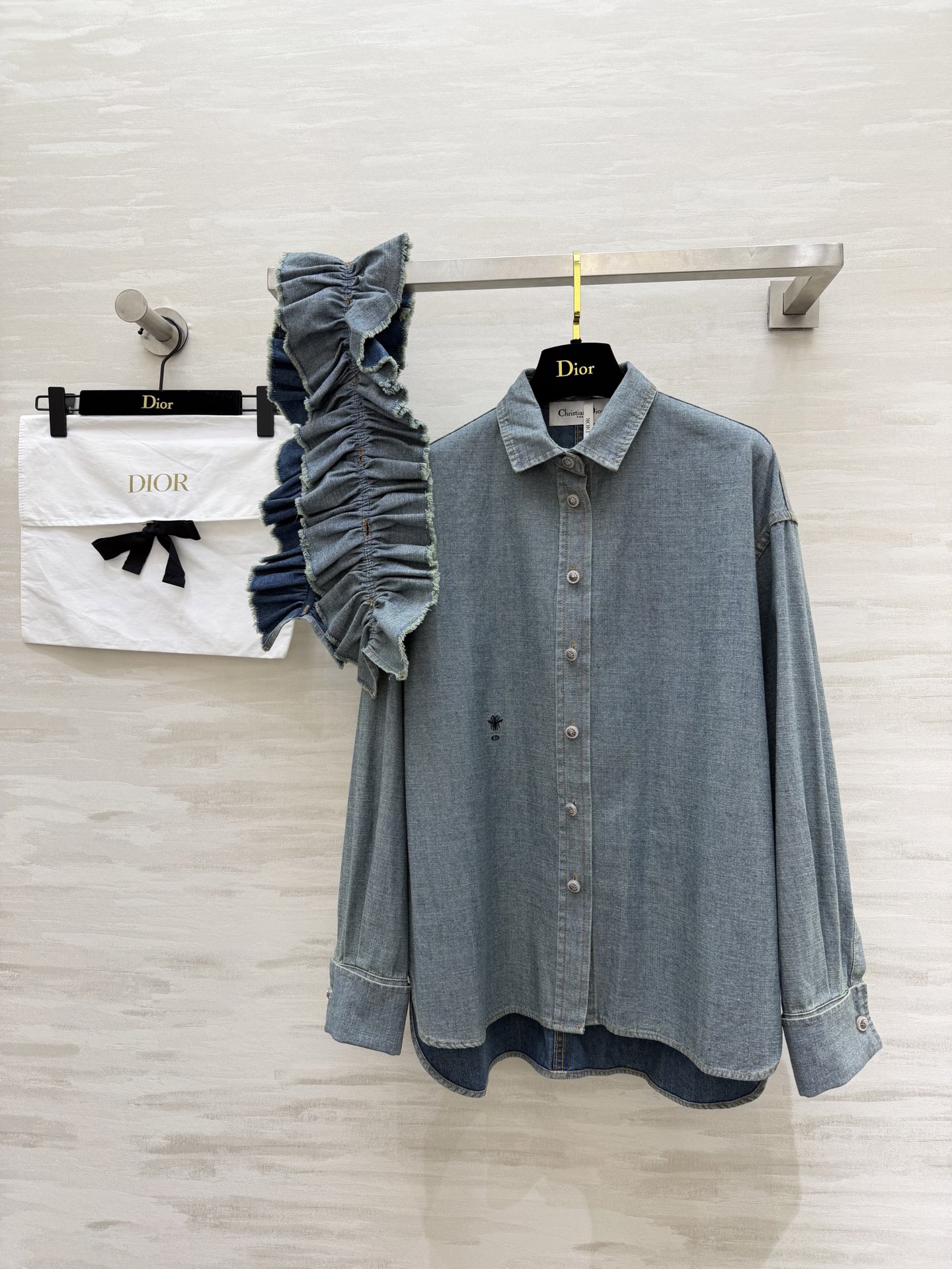 #Dio♡²⁶荷叶边牛仔衬衣 把复古浪漫穿在身上 水洗浅蓝牛仔自带慵懒滤镜 柔软又挺括 可拆卸高领荷叶边