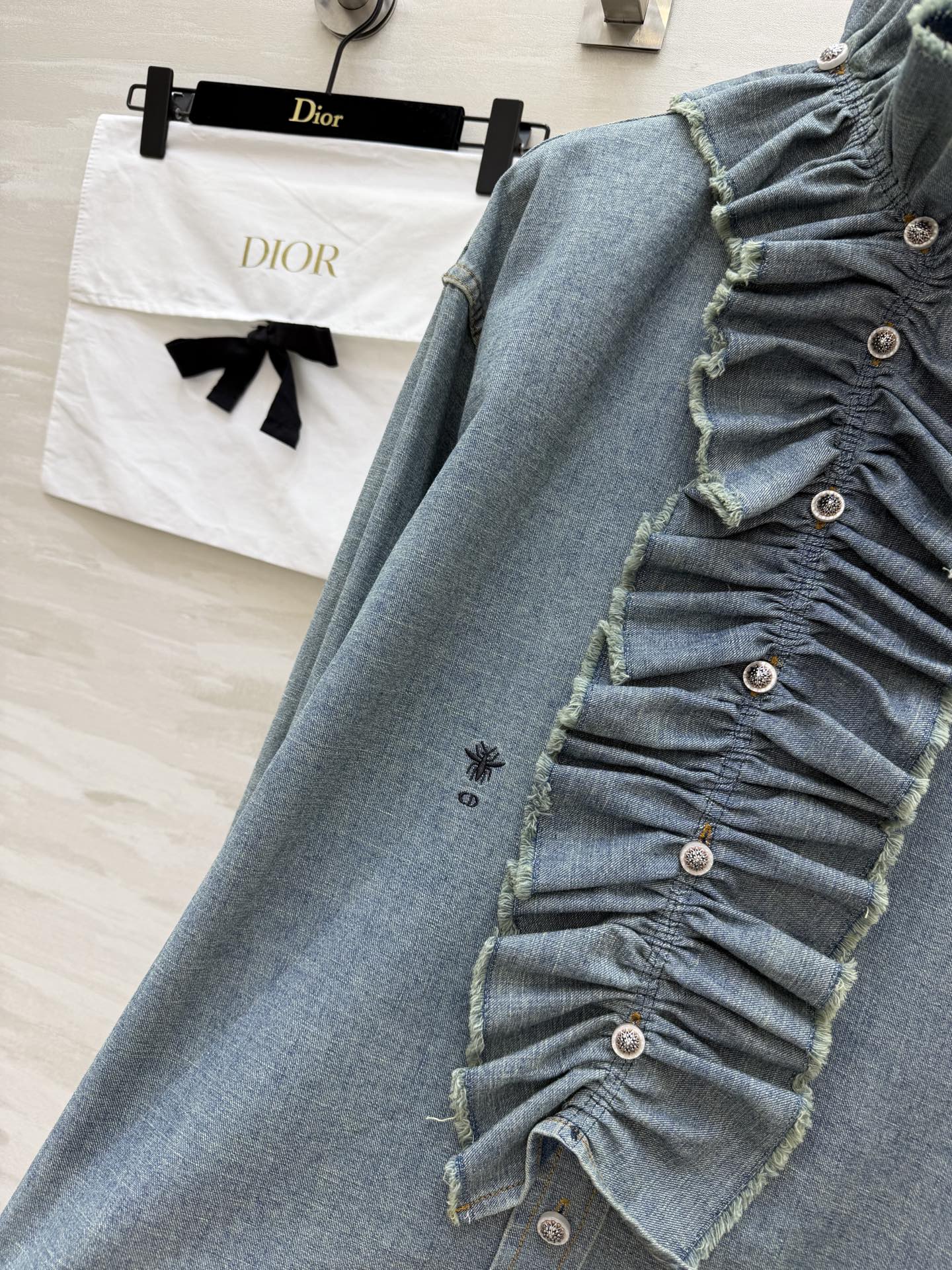 #Dio♡²⁶荷叶边牛仔衬衣 把复古浪漫穿在身上 水洗浅蓝牛仔自带慵懒滤镜 柔软又挺括 可拆卸高领荷叶边