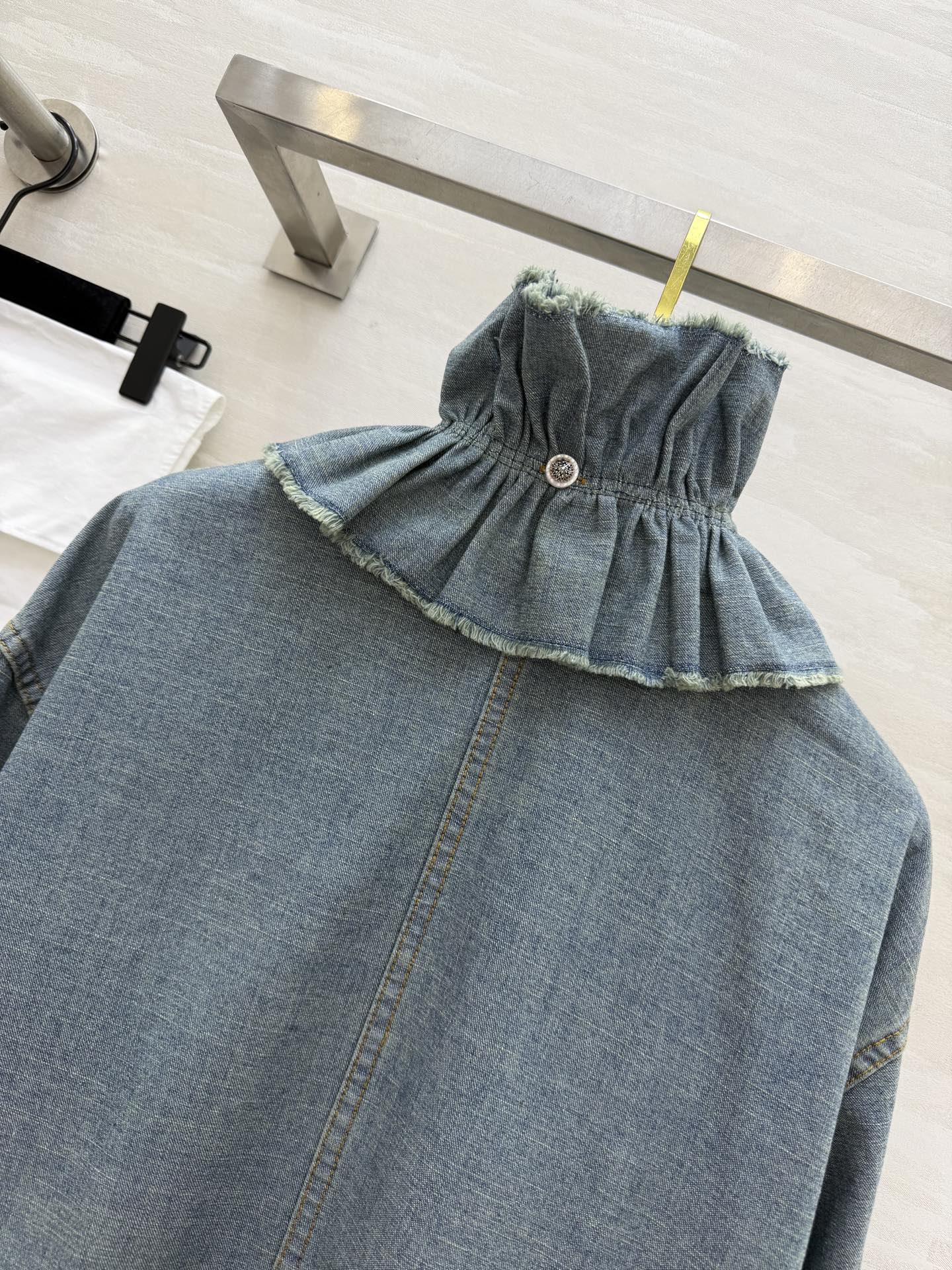 #Dio♡²⁶荷叶边牛仔衬衣 把复古浪漫穿在身上 水洗浅蓝牛仔自带慵懒滤镜 柔软又挺括 可拆卸高领荷叶边