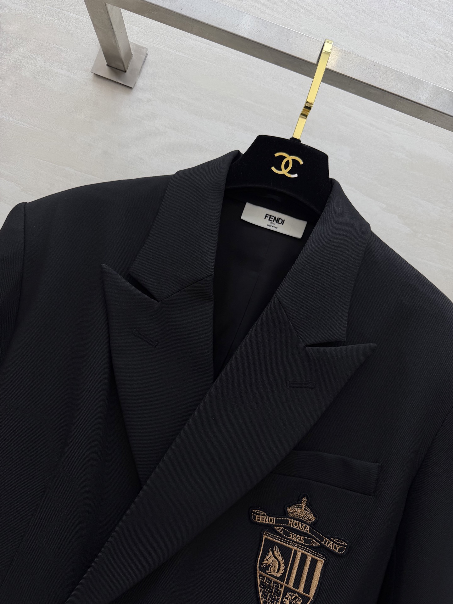 #FEND♡²⁶徽章西装 把贵族学院感穿在身上 经典黑色双排扣剪裁 挺括有型自带气场 胸口金色盾形徽章刺