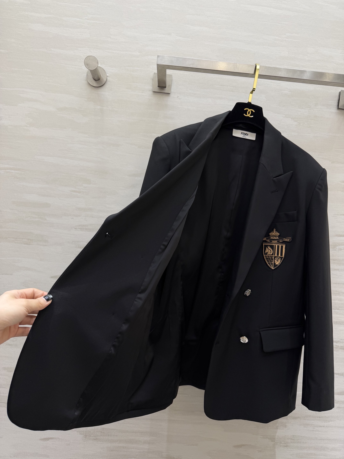 #FEND♡²⁶徽章西装 把贵族学院感穿在身上 经典黑色双排扣剪裁 挺括有型自带气场 胸口金色盾形徽章刺