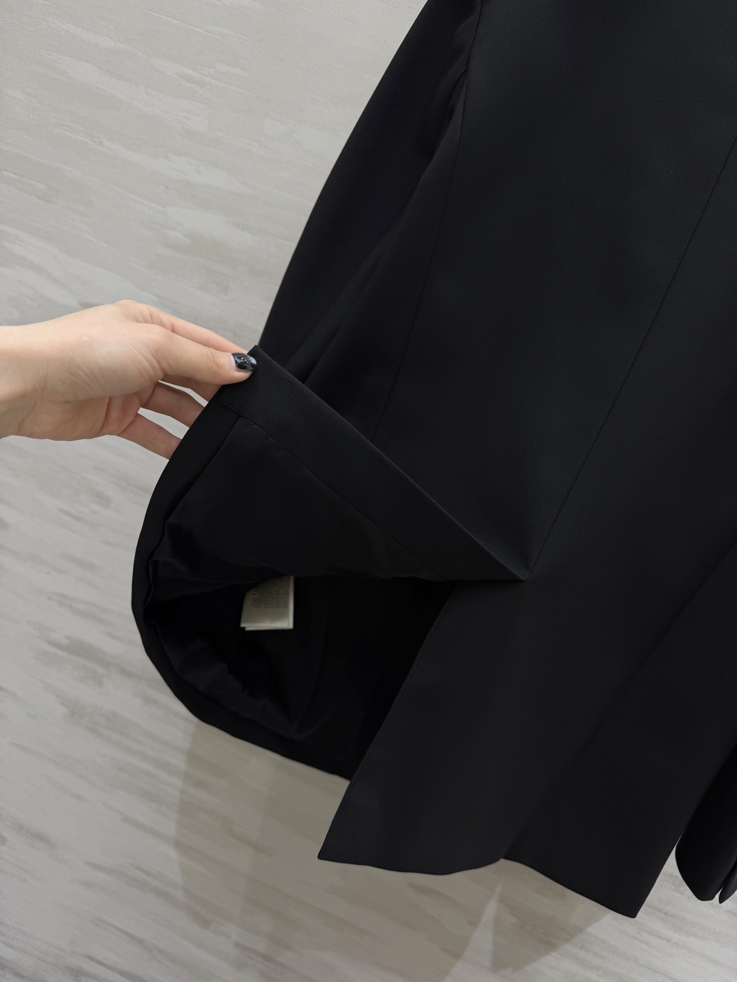 #FEND♡²⁶徽章西装 把贵族学院感穿在身上 经典黑色双排扣剪裁 挺括有型自带气场 胸口金色盾形徽章刺