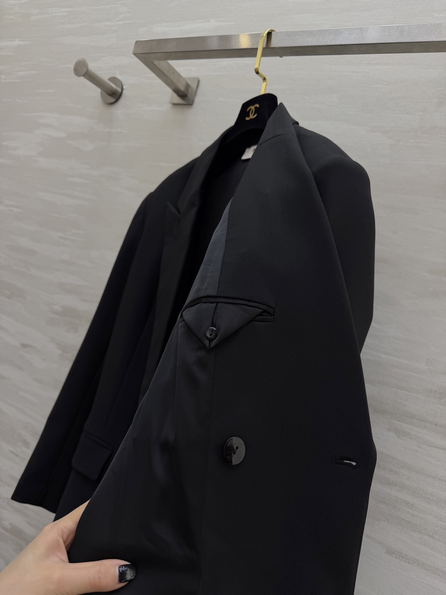 #FEND♡²⁶徽章西装 把贵族学院感穿在身上 经典黑色双排扣剪裁 挺括有型自带气场 胸口金色盾形徽章刺