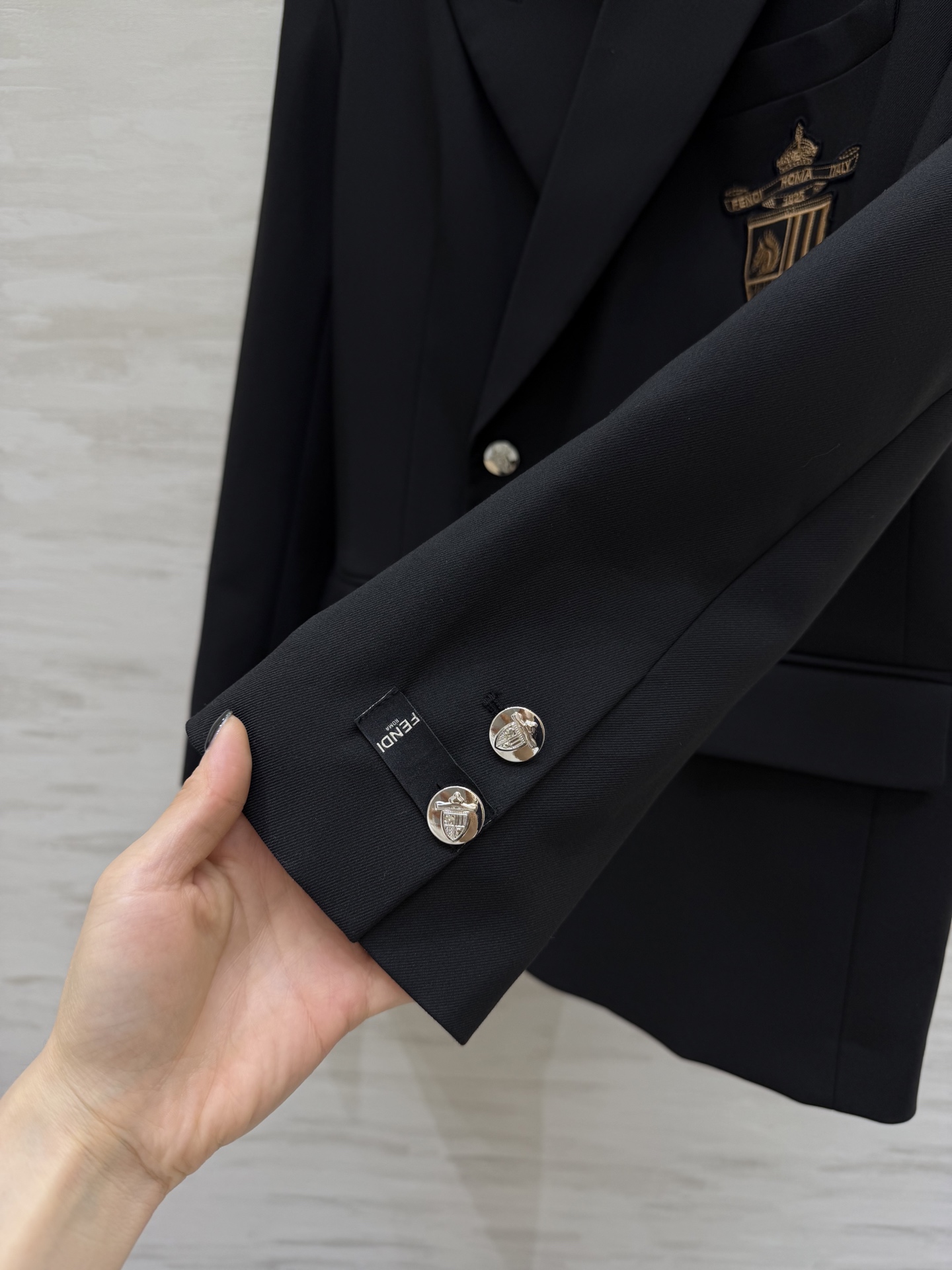 #FEND♡²⁶徽章西装 把贵族学院感穿在身上 经典黑色双排扣剪裁 挺括有型自带气场 胸口金色盾形徽章刺