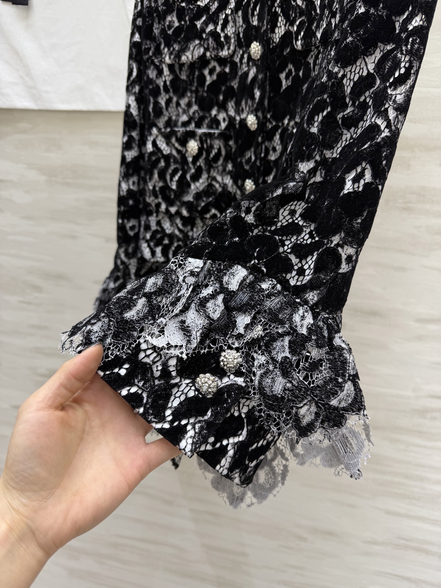 #Chane♡²⁶黑白蕾丝外套 把优雅穿在身上 经典圆领 四口袋设计 自带富家千金滤镜 立体植绒蕾丝肌理