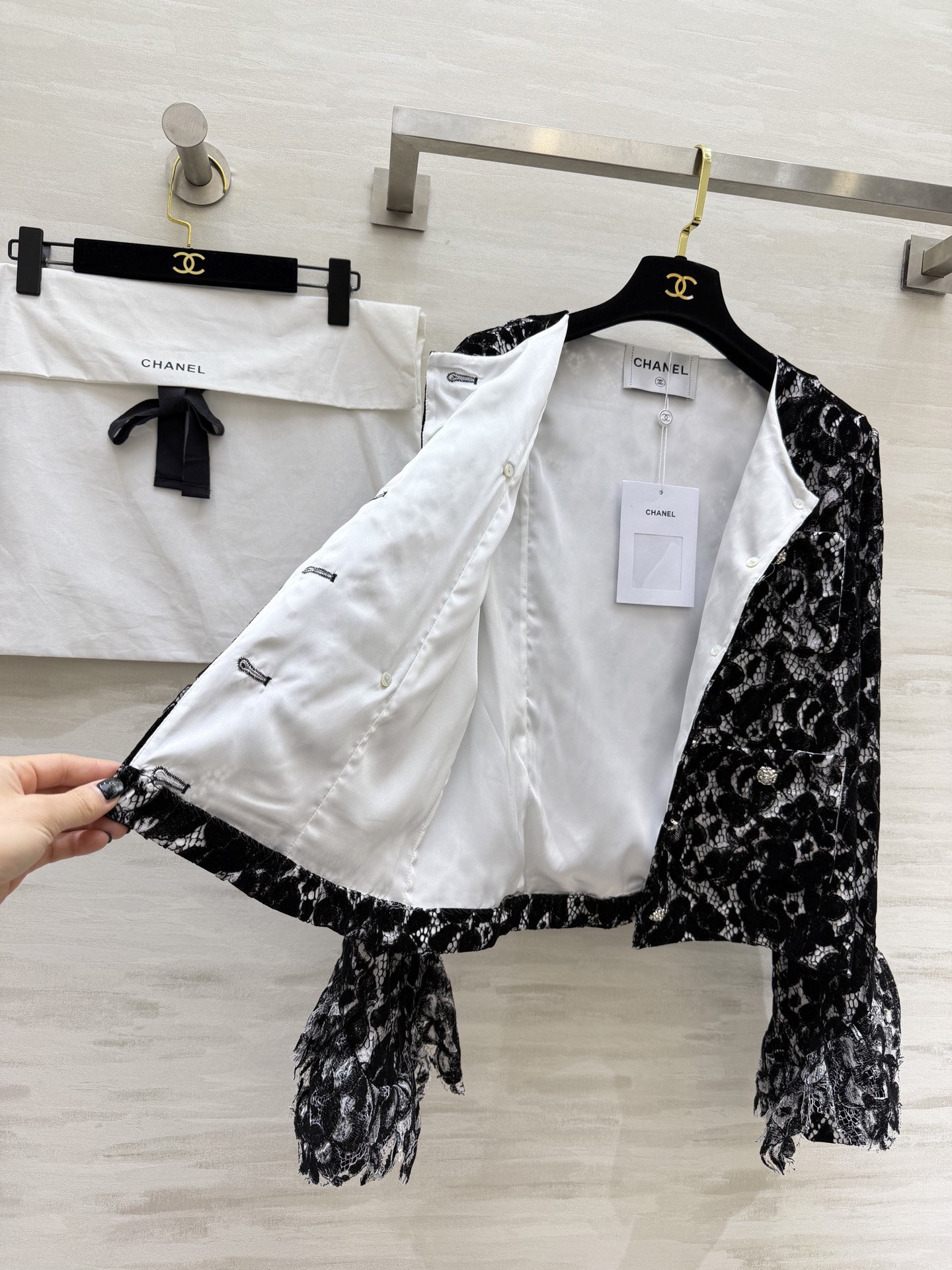 #Chane♡²⁶黑白蕾丝外套 把优雅穿在身上 经典圆领 四口袋设计 自带富家千金滤镜 立体植绒蕾丝肌理