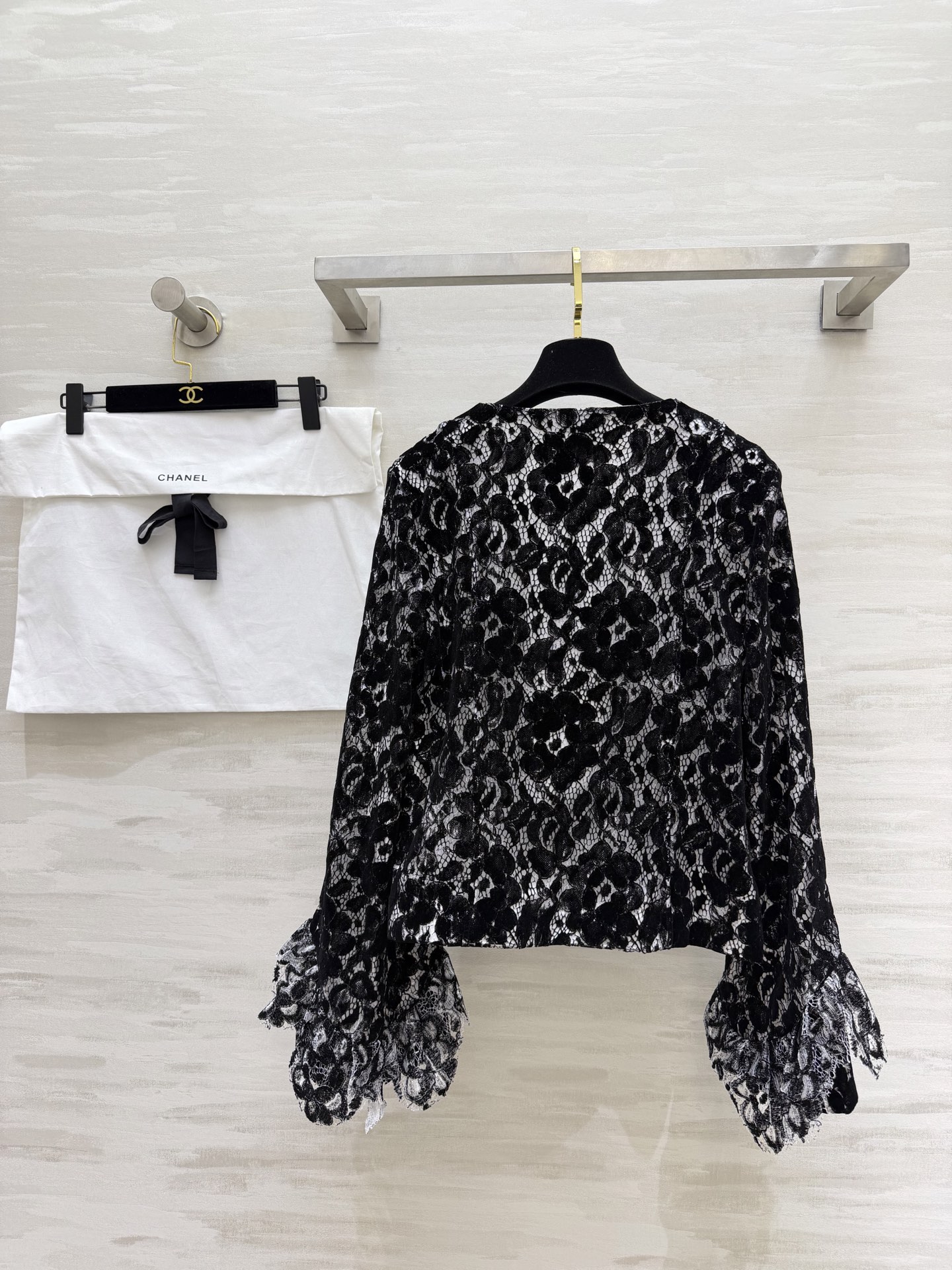 #Chane♡²⁶黑白蕾丝外套 把优雅穿在身上 经典圆领 四口袋设计 自带富家千金滤镜 立体植绒蕾丝肌理