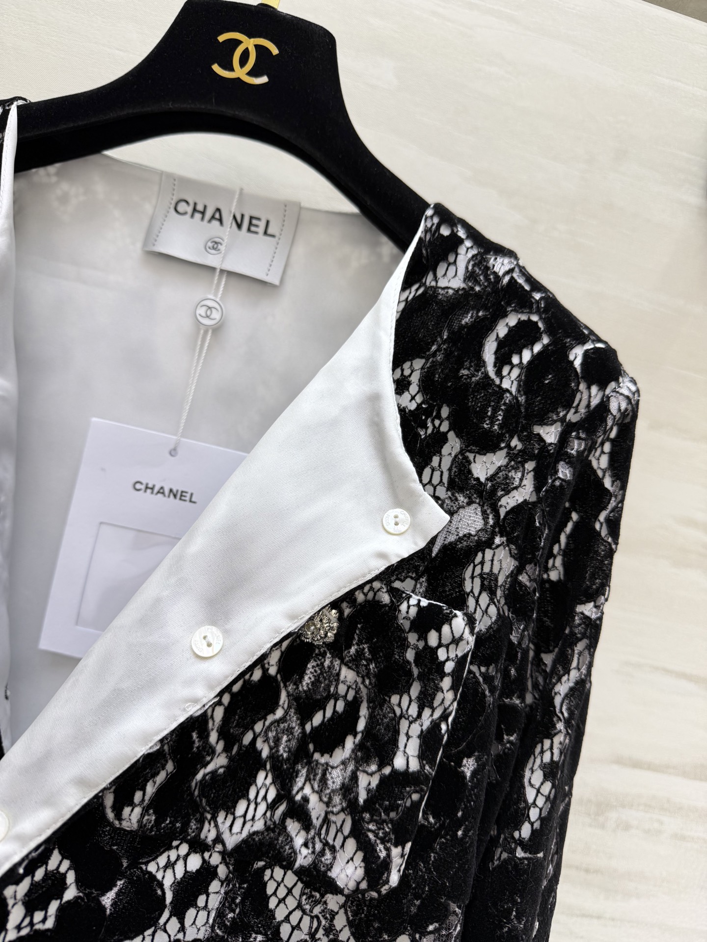 #Chane♡²⁶黑白蕾丝外套 把优雅穿在身上 经典圆领 四口袋设计 自带富家千金滤镜 立体植绒蕾丝肌理