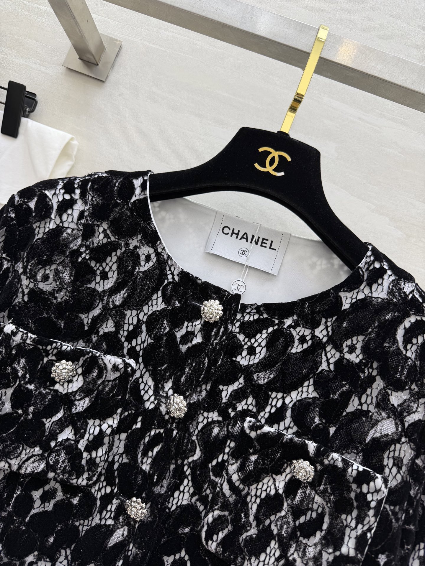 #Chane♡²⁶黑白蕾丝外套 把优雅穿在身上 经典圆领 四口袋设计 自带富家千金滤镜 立体植绒蕾丝肌理