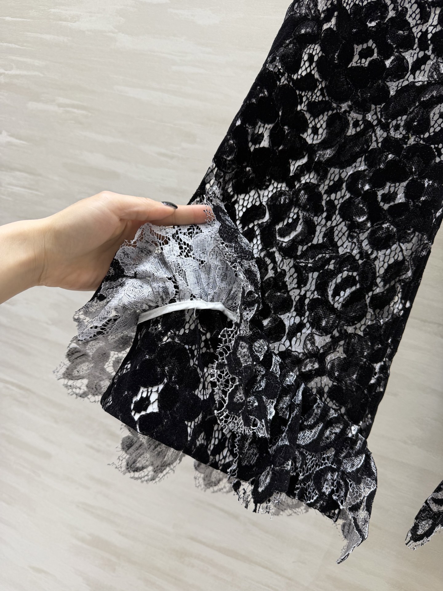 #CHANE♡²⁶黑白蕾丝喇叭裤 植绒蕾丝肌理 高级感满满 高腰微喇剪裁 修饰腿型显高挑 裤脚蕾丝花边 