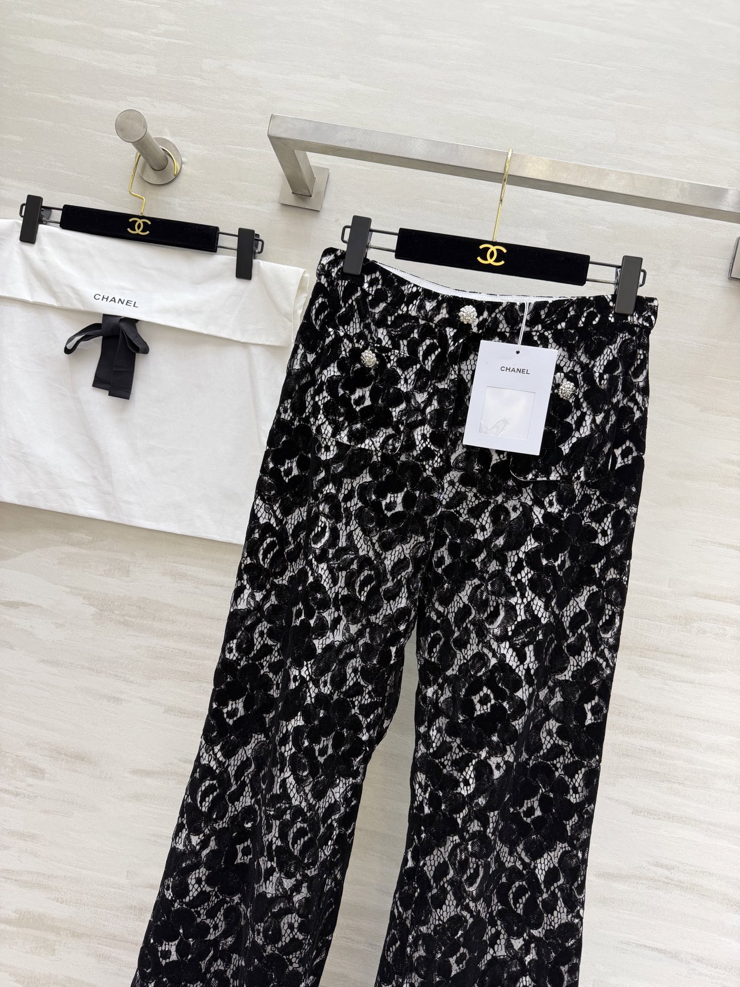 #CHANE♡²⁶黑白蕾丝喇叭裤 植绒蕾丝肌理 高级感满满 高腰微喇剪裁 修饰腿型显高挑 裤脚蕾丝花边 