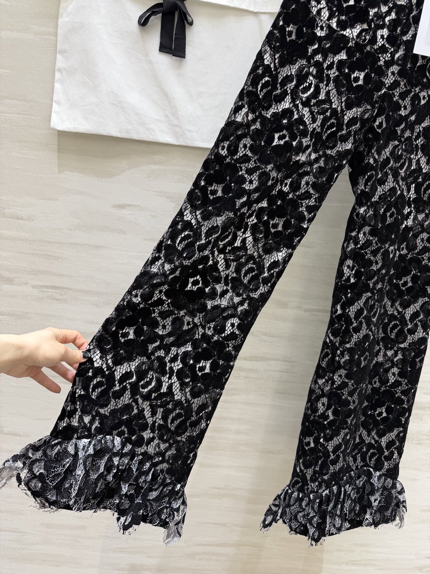 #CHANE♡²⁶黑白蕾丝喇叭裤 植绒蕾丝肌理 高级感满满 高腰微喇剪裁 修饰腿型显高挑 裤脚蕾丝花边 