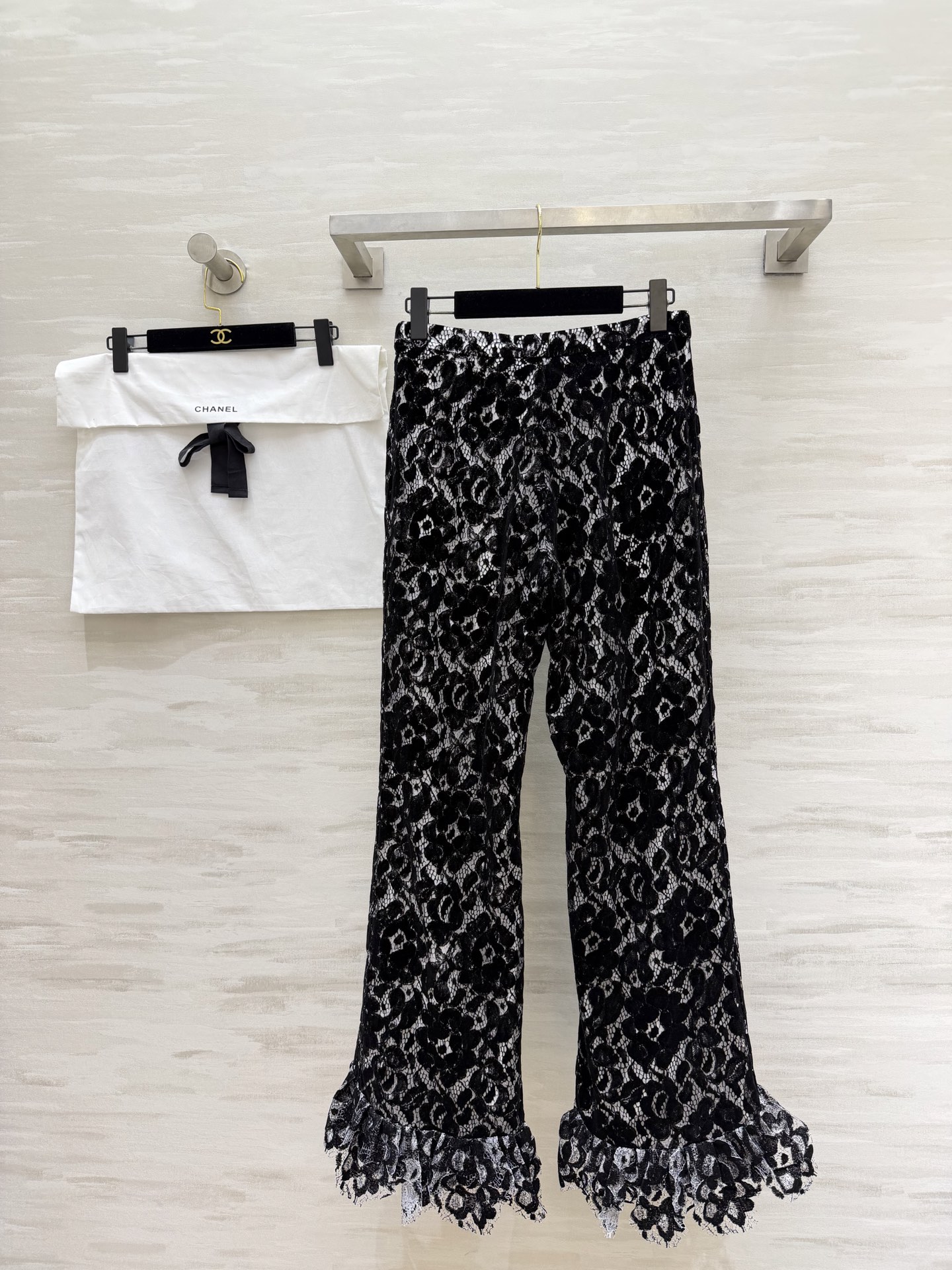 #CHANE♡²⁶黑白蕾丝喇叭裤 植绒蕾丝肌理 高级感满满 高腰微喇剪裁 修饰腿型显高挑 裤脚蕾丝花边 