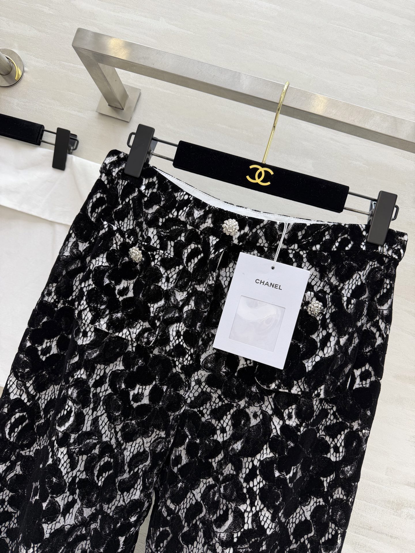 #CHANE♡²⁶黑白蕾丝喇叭裤 植绒蕾丝肌理 高级感满满 高腰微喇剪裁 修饰腿型显高挑 裤脚蕾丝花边 