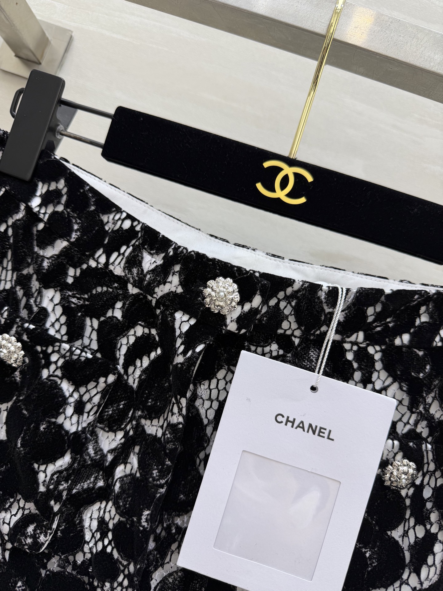 #CHANE♡²⁶黑白蕾丝喇叭裤 植绒蕾丝肌理 高级感满满 高腰微喇剪裁 修饰腿型显高挑 裤脚蕾丝花边 