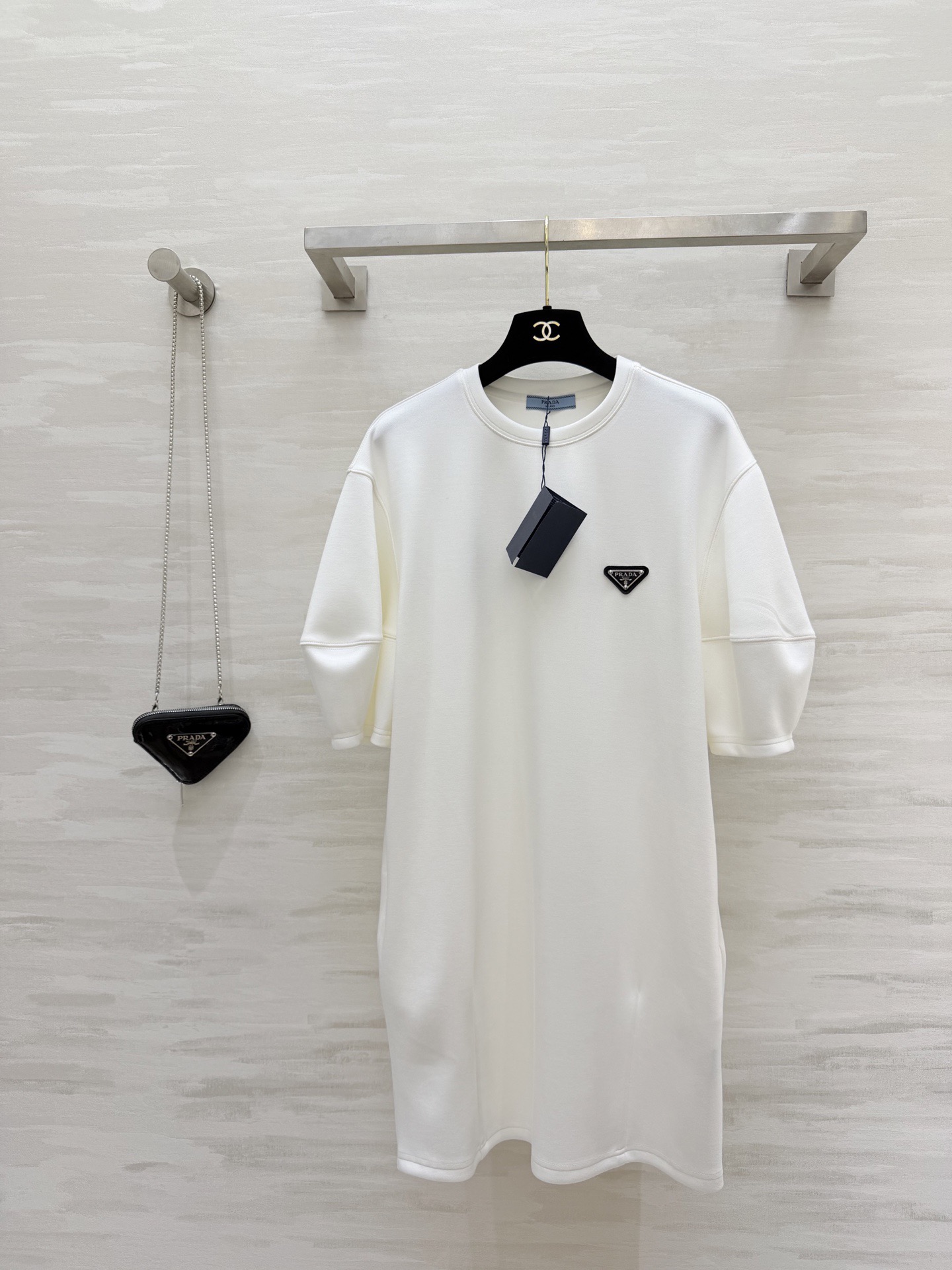 爆款#Prad♡²⁶春夏新款 普拉达三角标休闲连衣裙✔️简约又不简单风 搭配字母三角小包包 高级又精致 